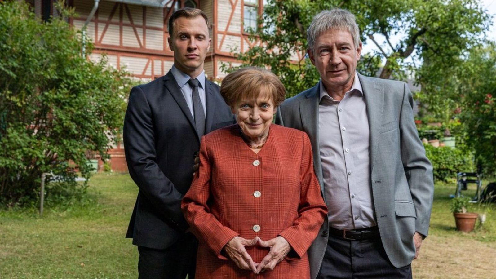 La Angela Merkel de la ficción con dos compañeros de la serie