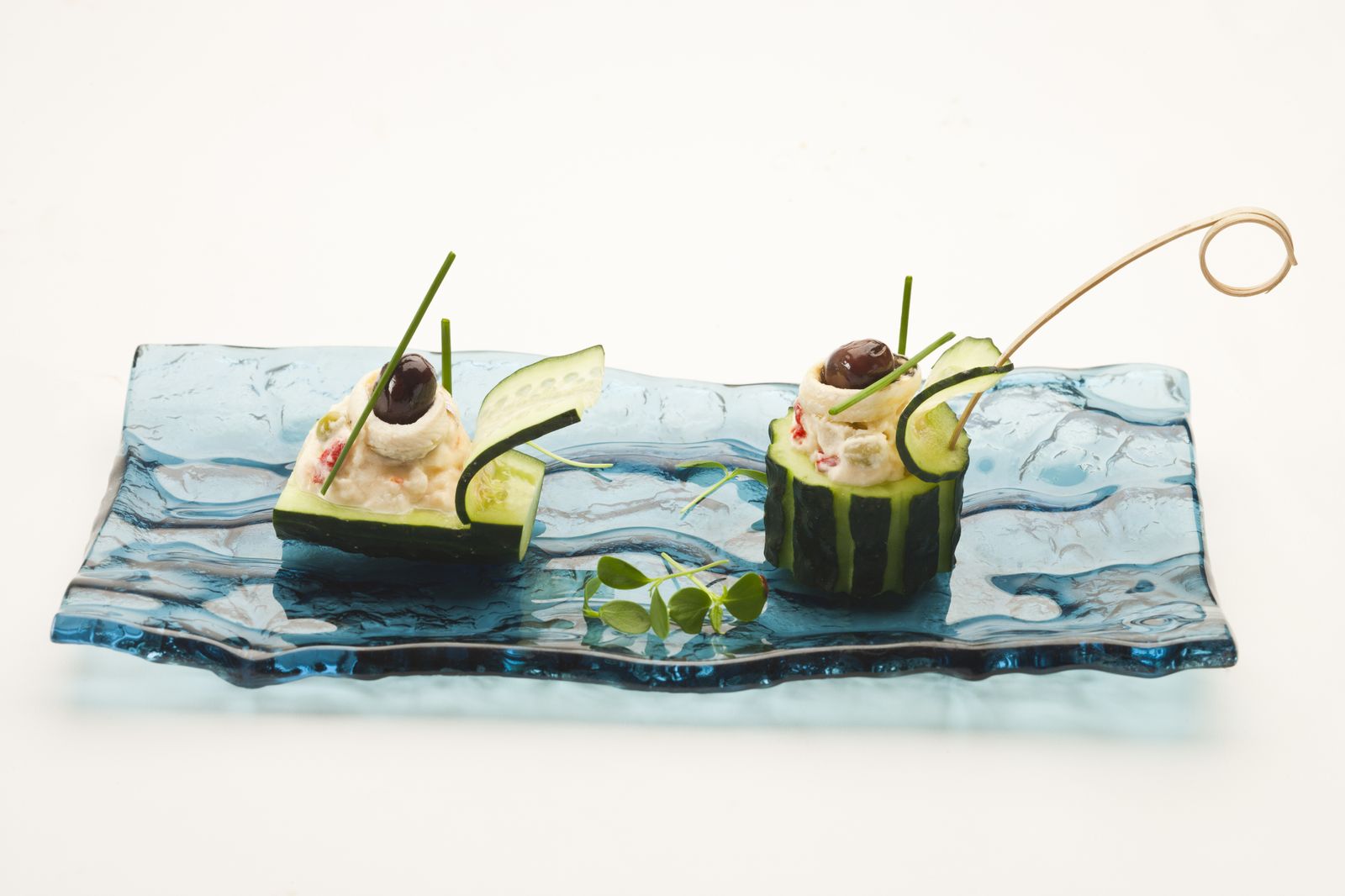 Pepinos rellenos de ensaladilla, anchoas y aceituna cuquillo.