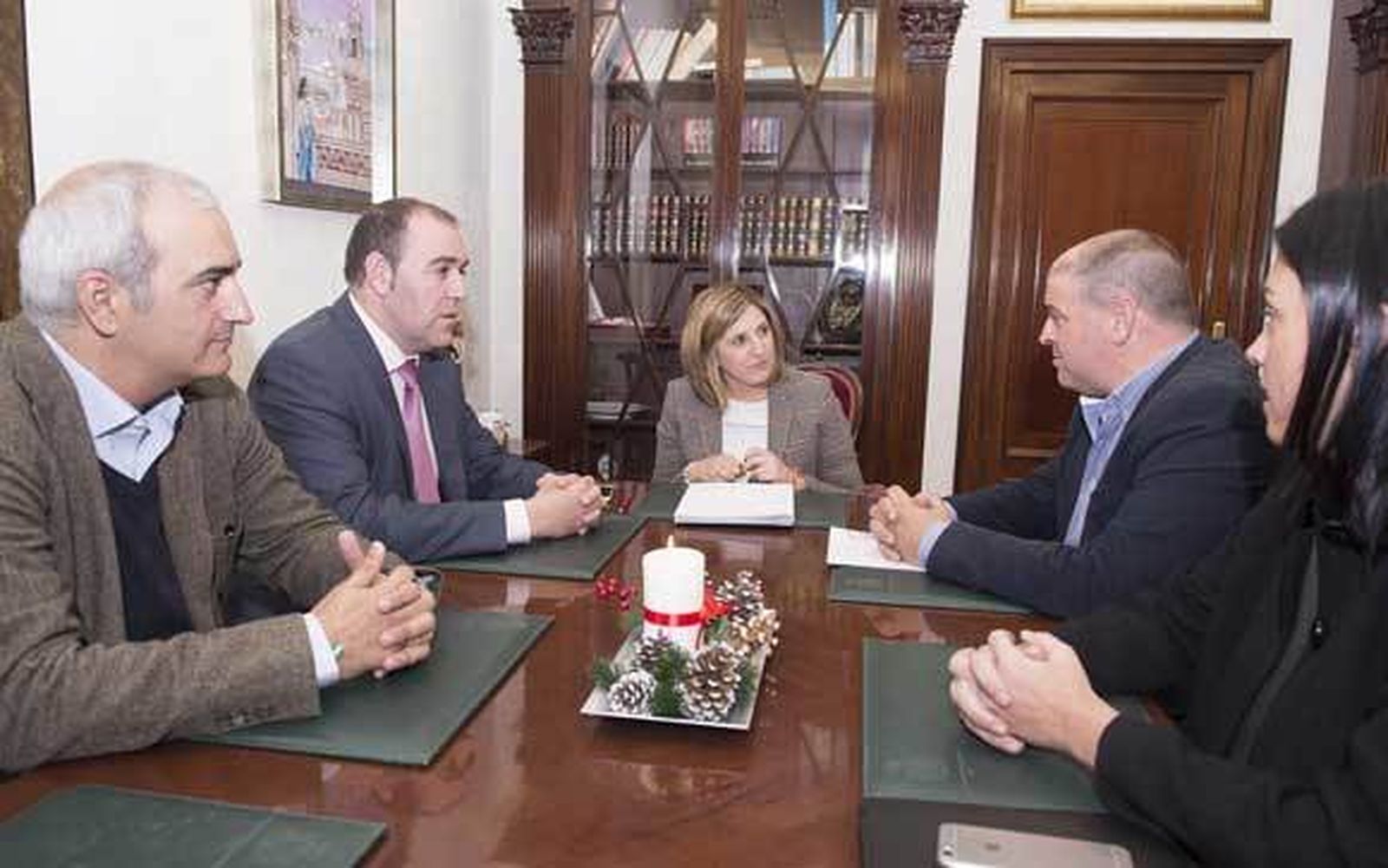 La presidenta de Diputación recibe al alcalde de Los Barrios