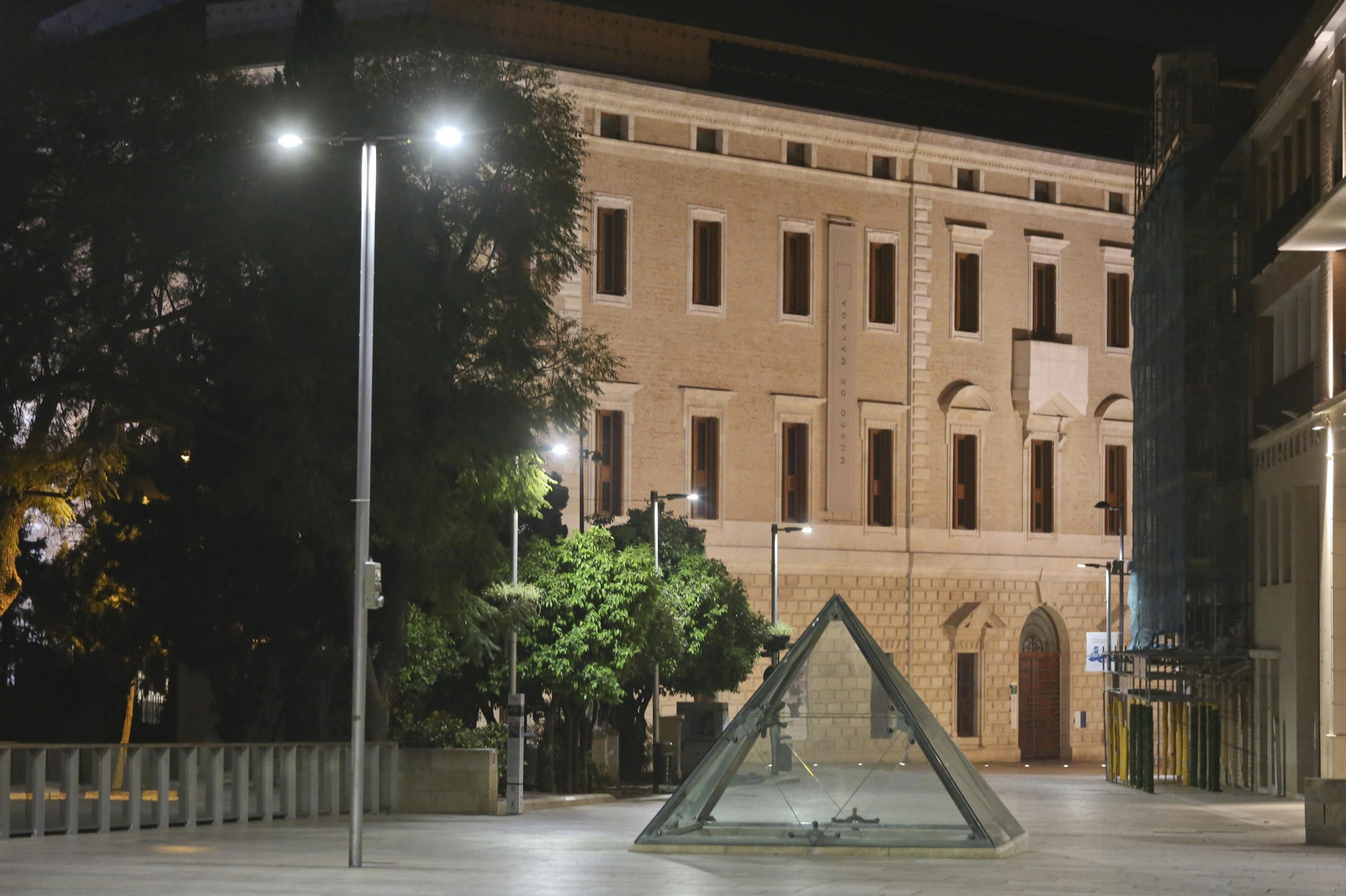 El coronavirus dibuja una noche desierta en el centro de Málaga, en fotos
