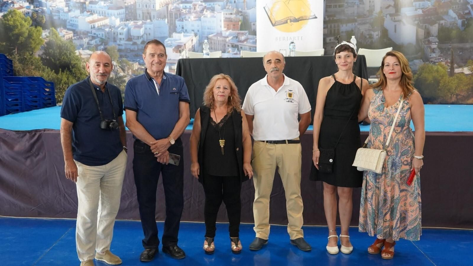 Juan Miguel (a la izquierda de la imagen) con parte de la Junta Directiva de BarjArte.