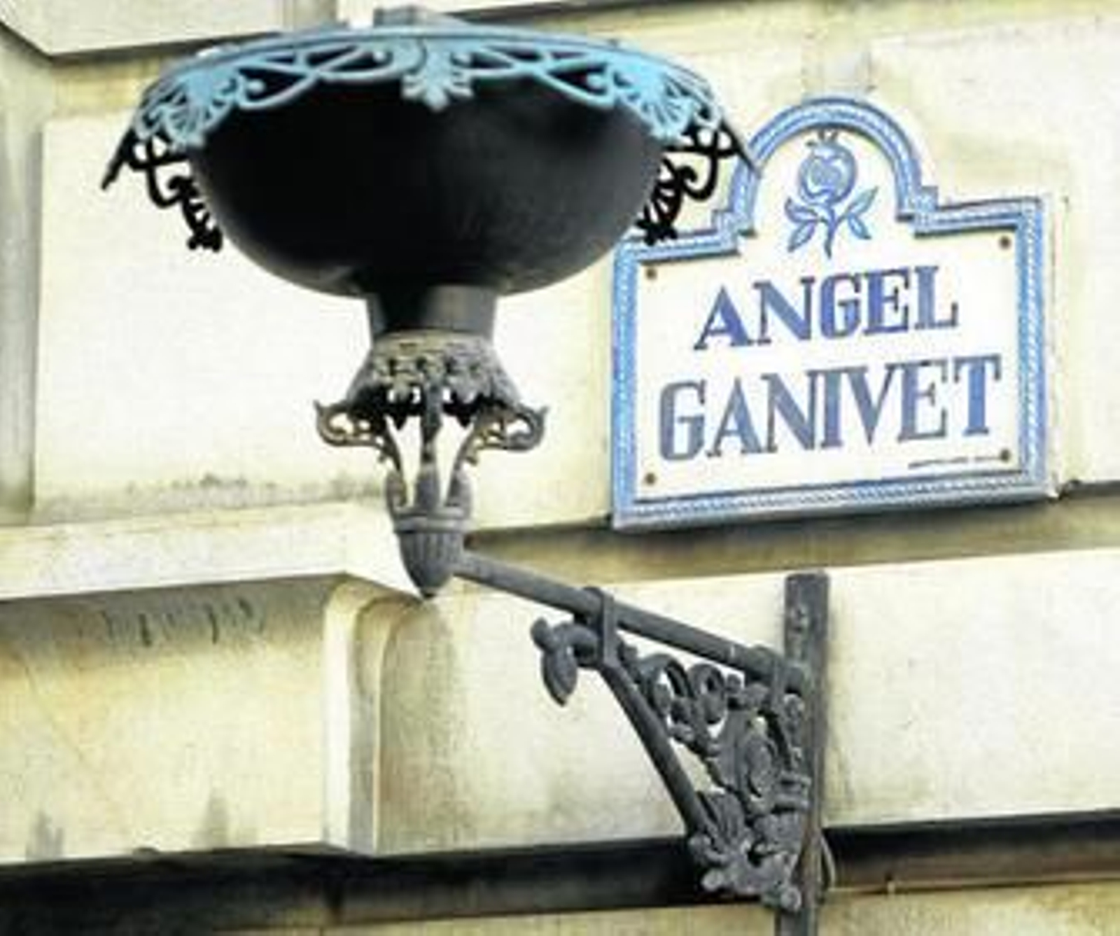 1. Muchos granadinos sólo conocen a Ángel Ganivet por la calle que lleva su nombre y que va de Puerta Real a la plaza de la Mariana. 2. Una vista general de la céntrica vía de la capital granadina. 3. Placa con una dedicatoria de Rafael Guillén ubicada en la Casa-Molino 4. Imagen del escritor y pensador granadino.