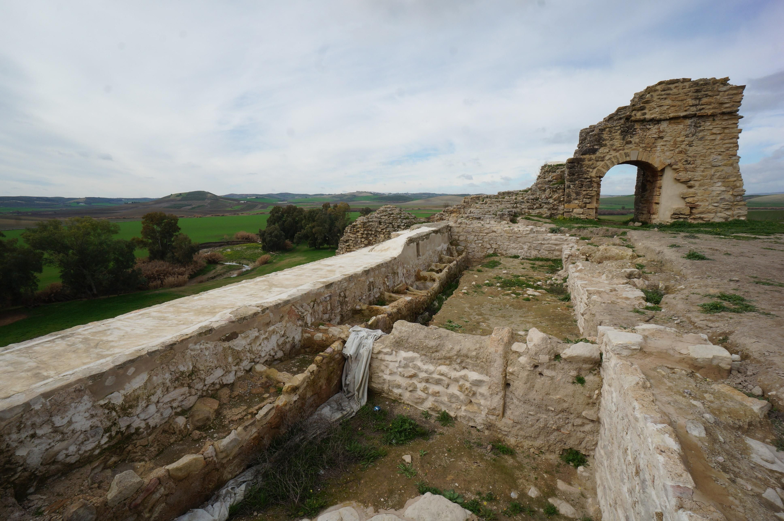 El castillo de Dos Hermanas de Montemayor, en fotografías