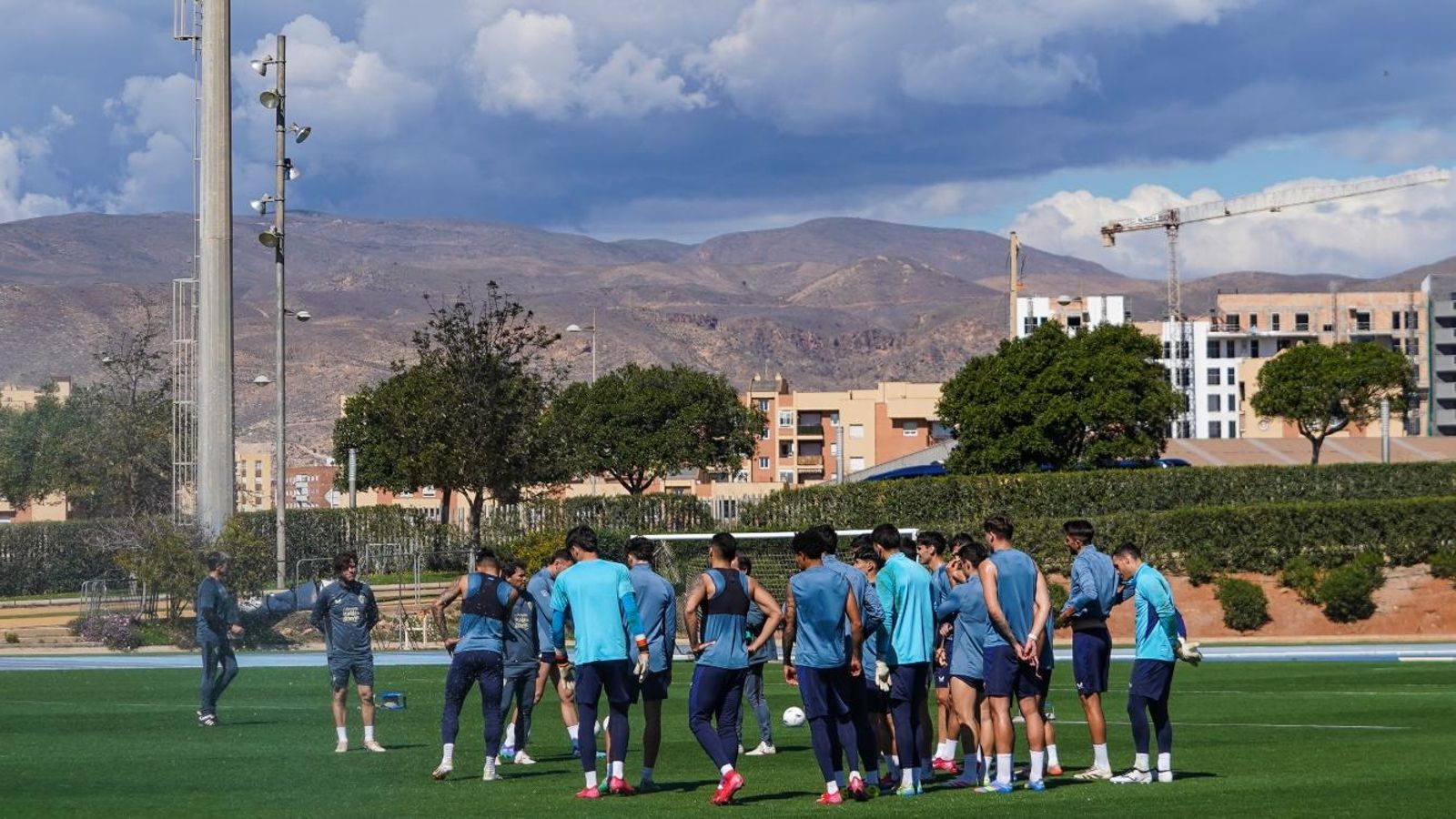 Los rojiblancos, concentrados antes del inicio de la sesión matinal.