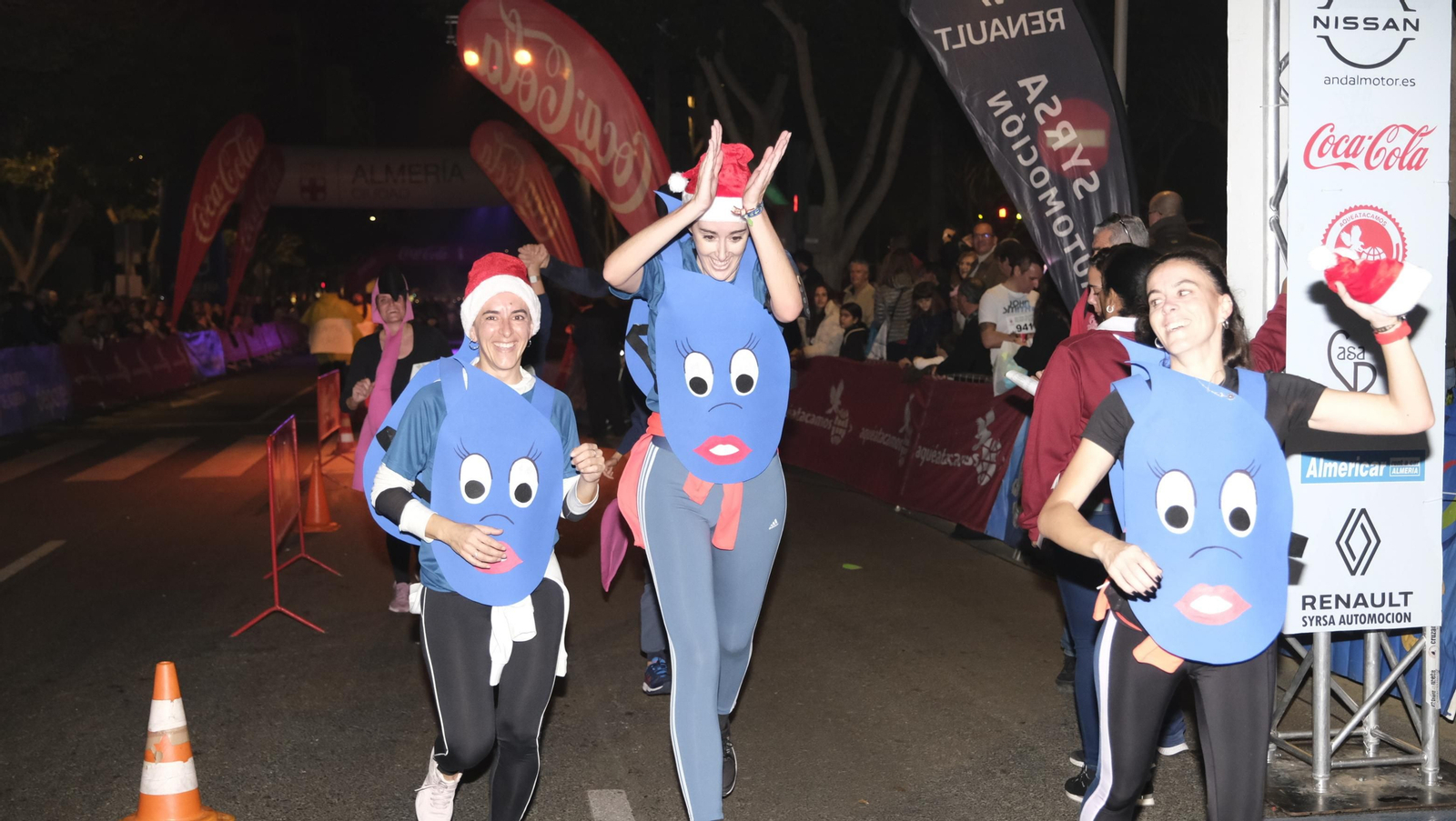 Imágenes de la XIV edición de la San Silvestre de Almería