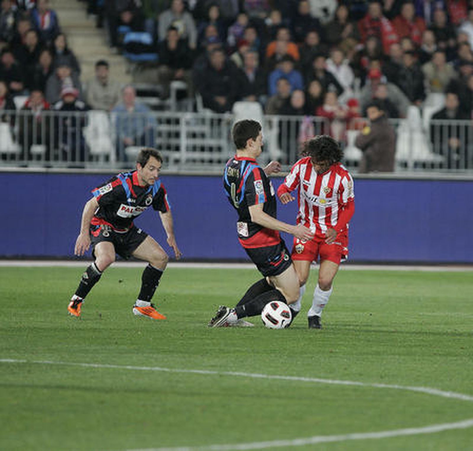 El Almería no pasa del empate en casa ante el Racing de Satander (1-1). / Javier Alonso