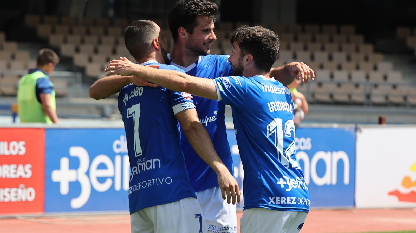 Iriondo, Curro y Jacobo celebran el gol de Máyor al Tamaraceite.