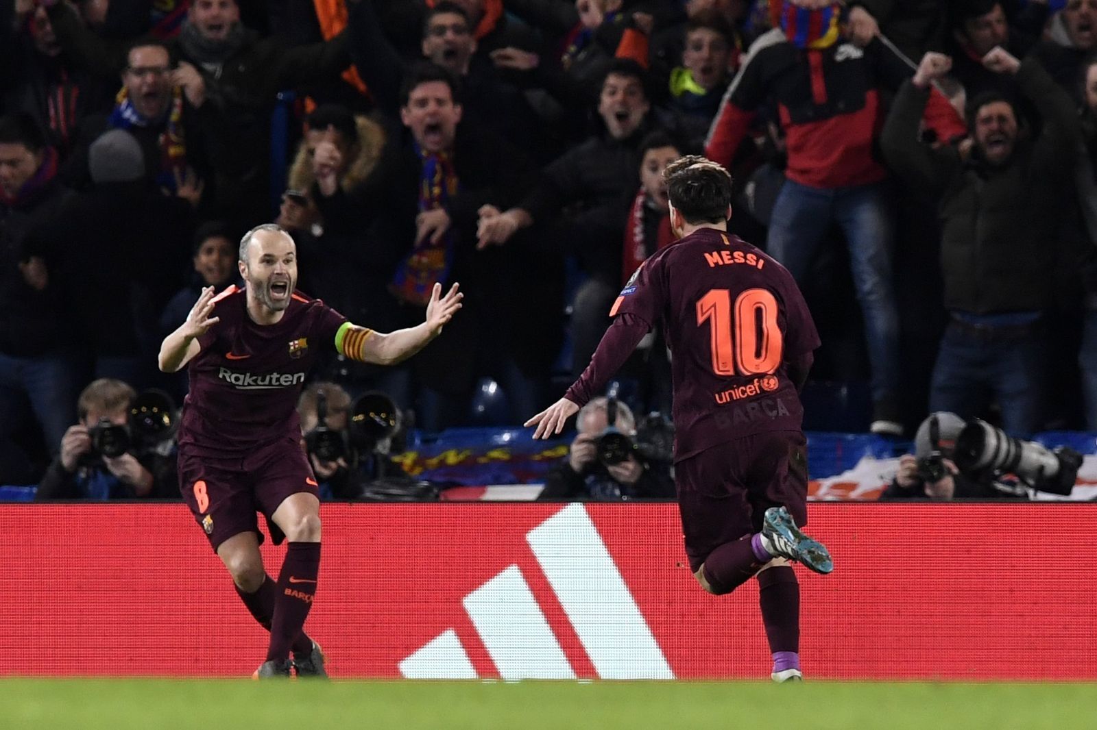 Iniesta y Messi celebran el gol del empate