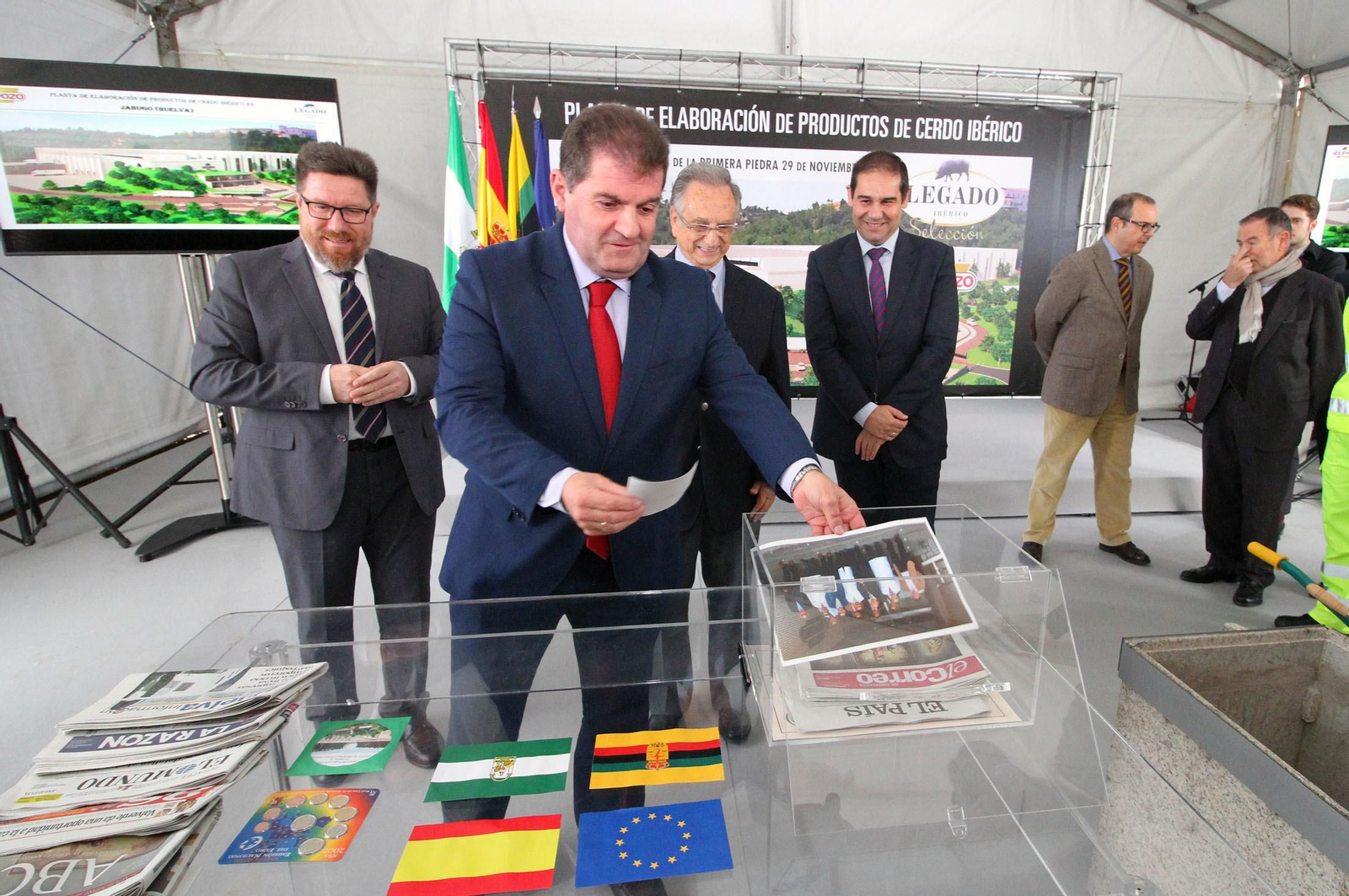 Imágenes de la colocación de la primera piedra de la planta de ElPozo en Jabugo.