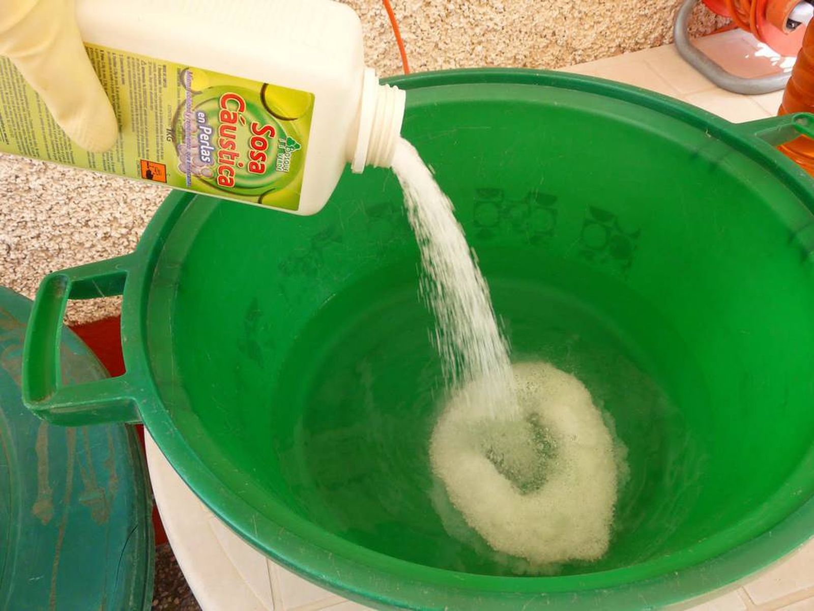 La sosa cáustica suele emplearse para desatascar tuberías y elaborar jabones.