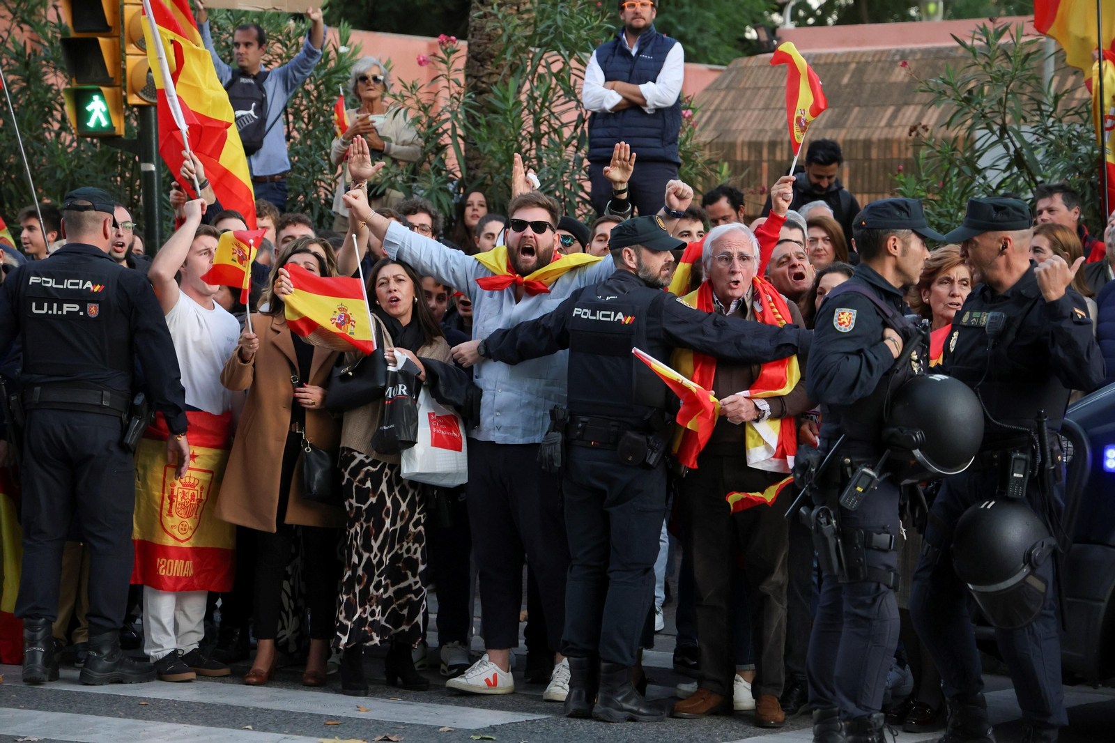 Las fotos de la protesta en Málaga contra Pedro Sánchez: "Se vende España por 7 votos" Las fotos de la protesta en Málaga contra Pedro Sánchez: "Se vende España por 7 votos"