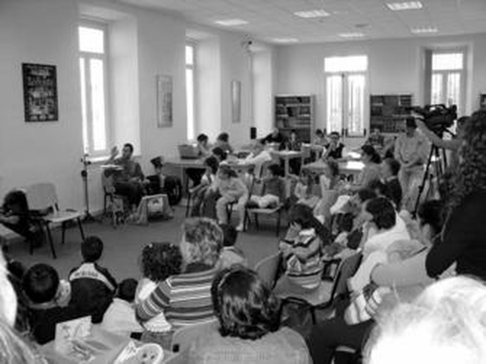 Numerosos niños asisten a un cuentacuentos en la biblioteca del casco.