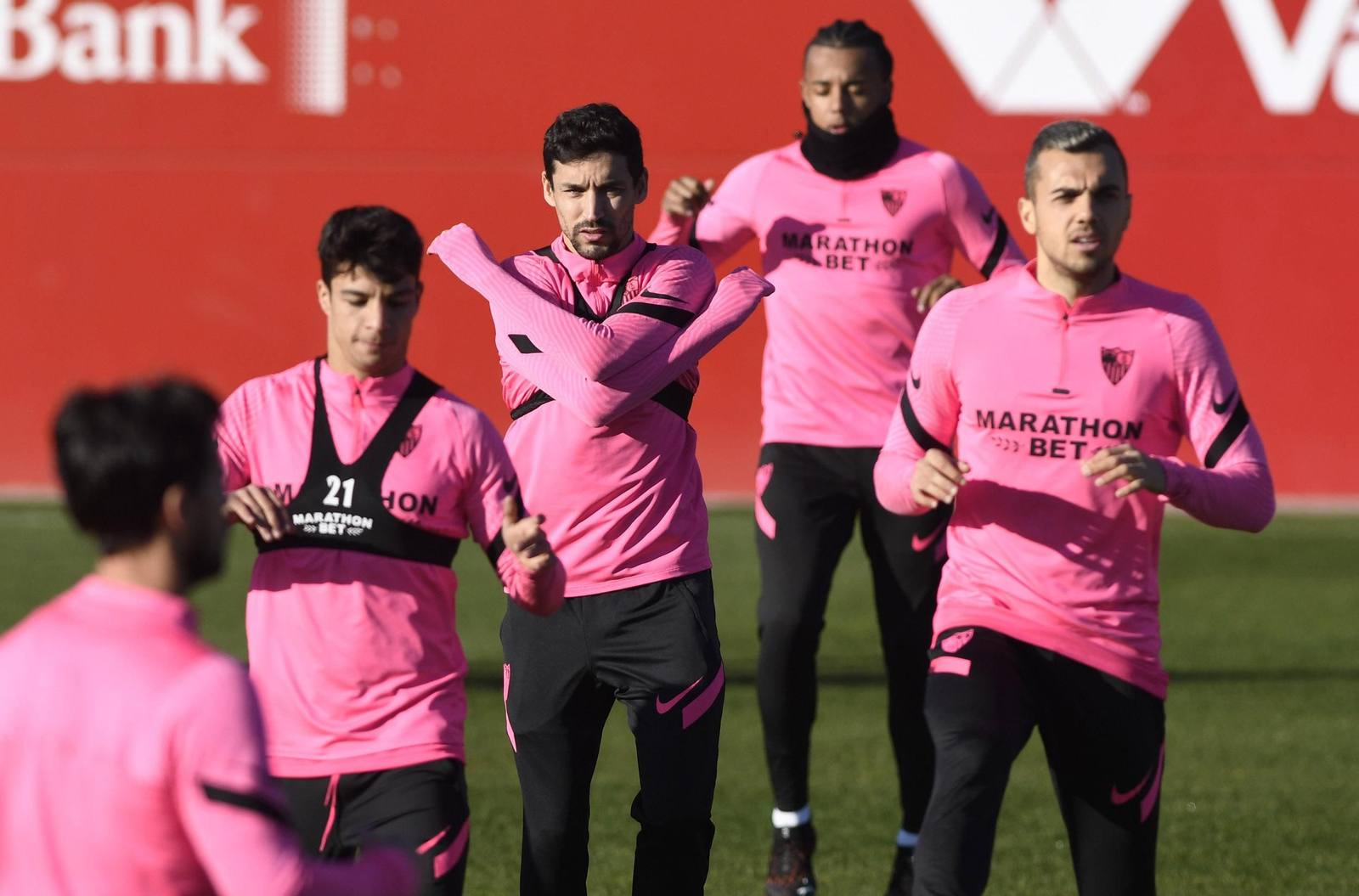 Óliver Torres, Jesús Navas y Joan Jordán, con Koundé al fondo.