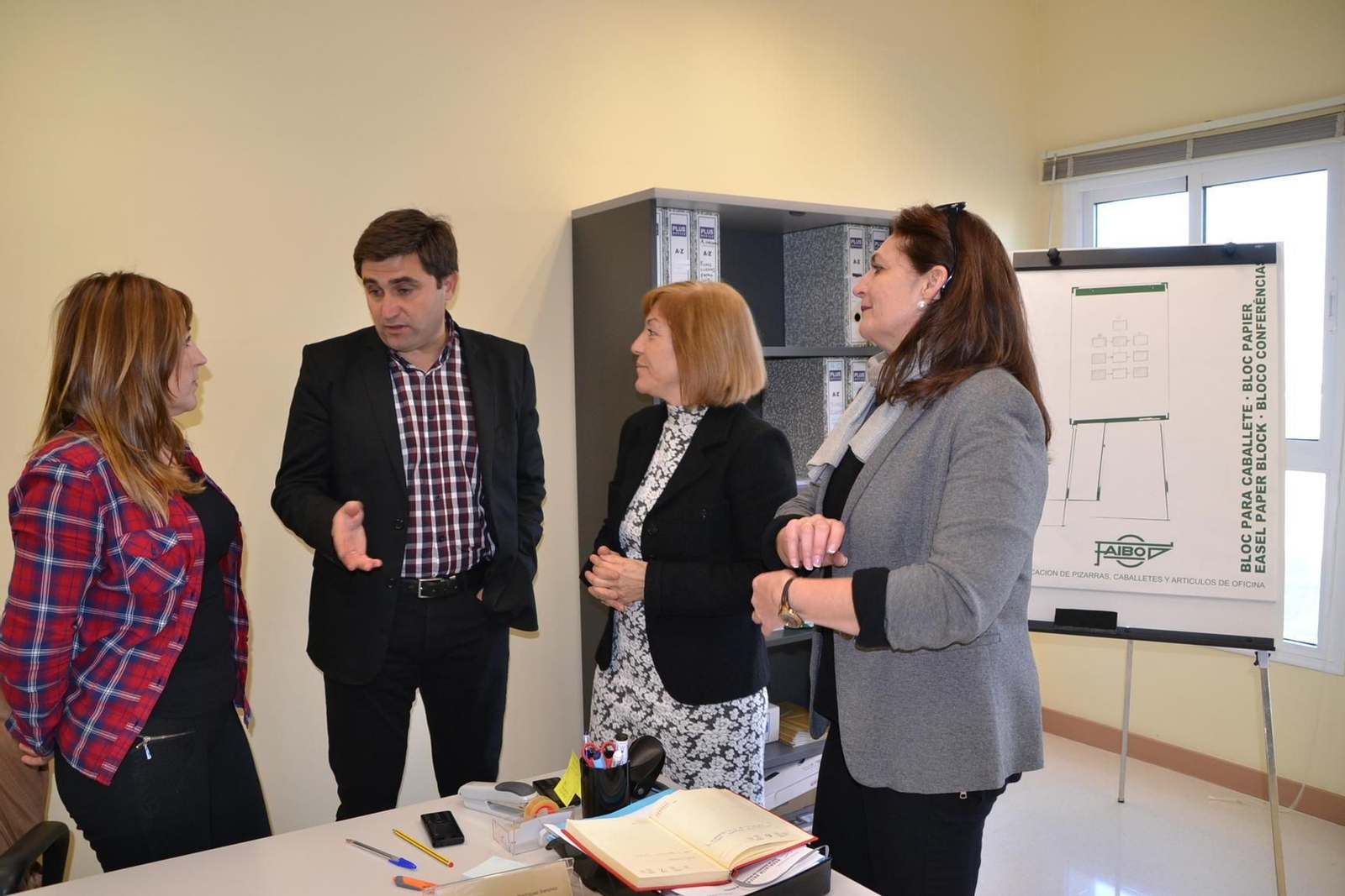 Visita a la oficia del programa orienta, ubicada en el edificio de Servicios Sociales.