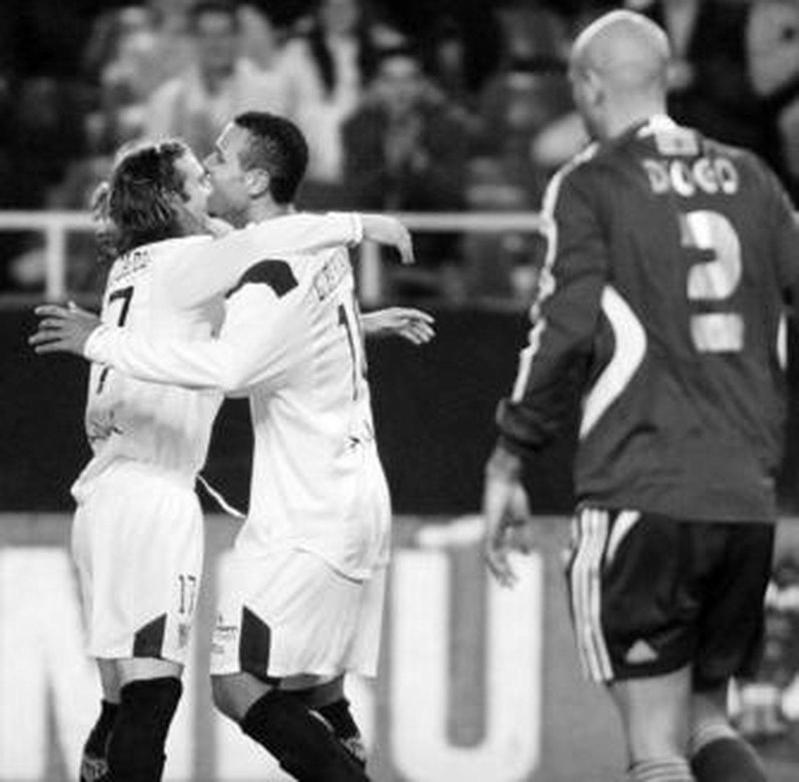 Capel y Luis Fabiano se abrazan mientras Diogo, abatido, los observa.