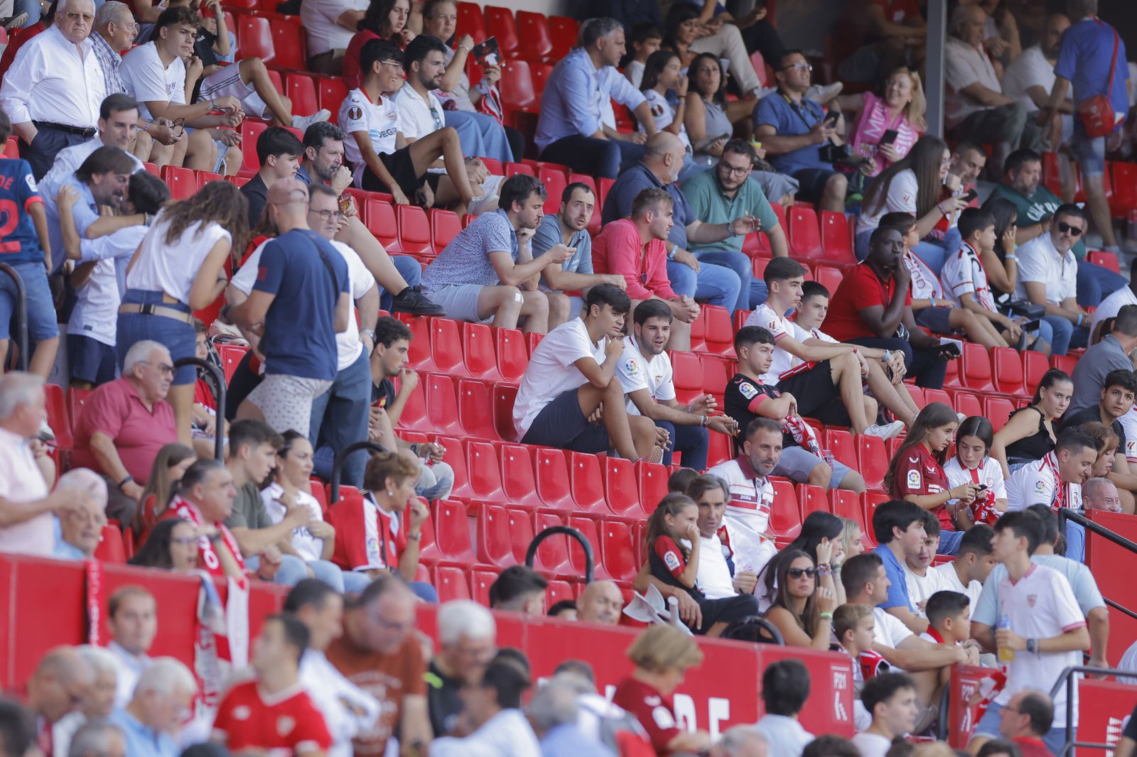 Búscate en las fotos del Sevilla-Almería