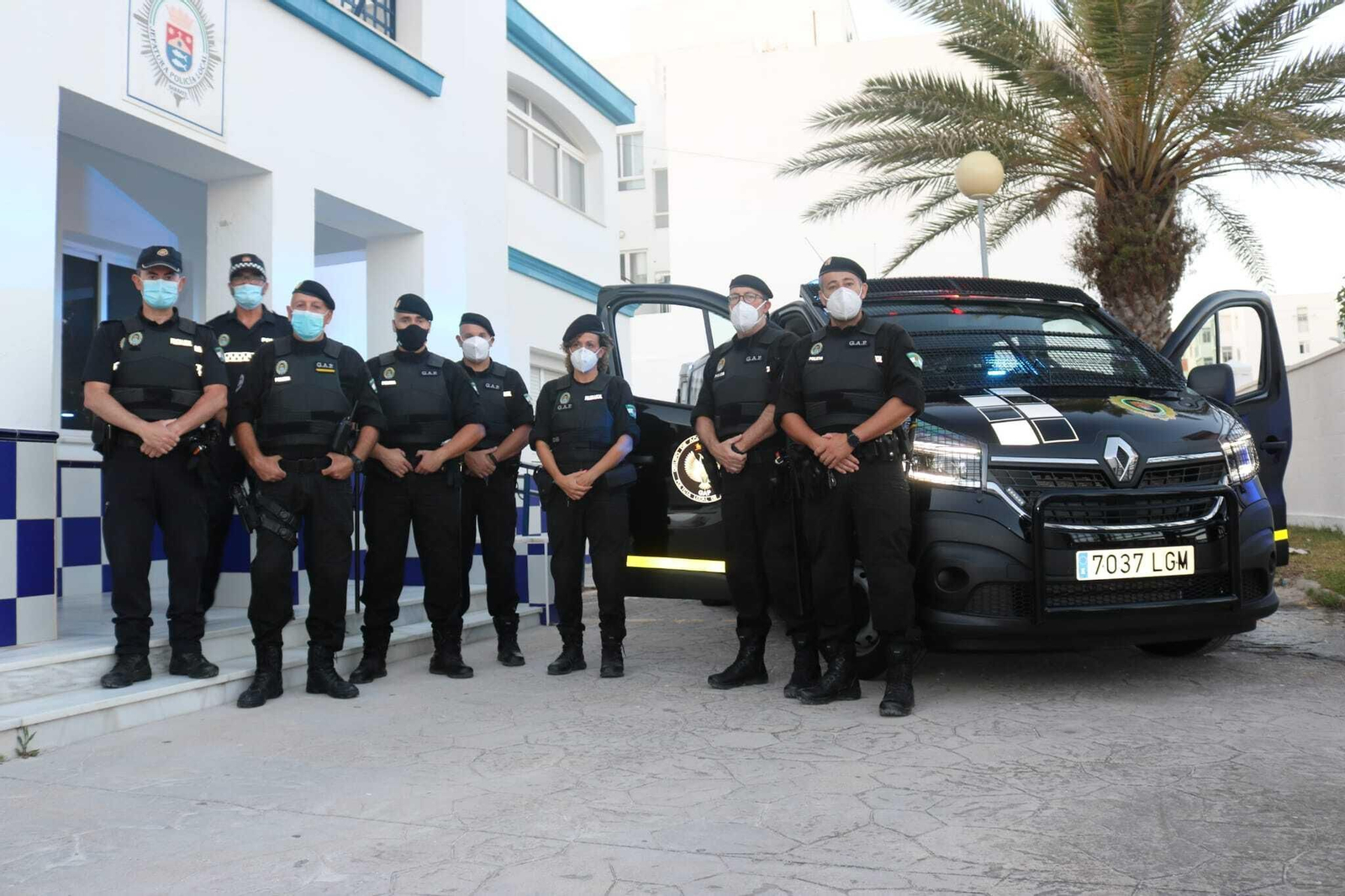 El Grupo de Acción Preventiva junto a su nuevo vehículo.