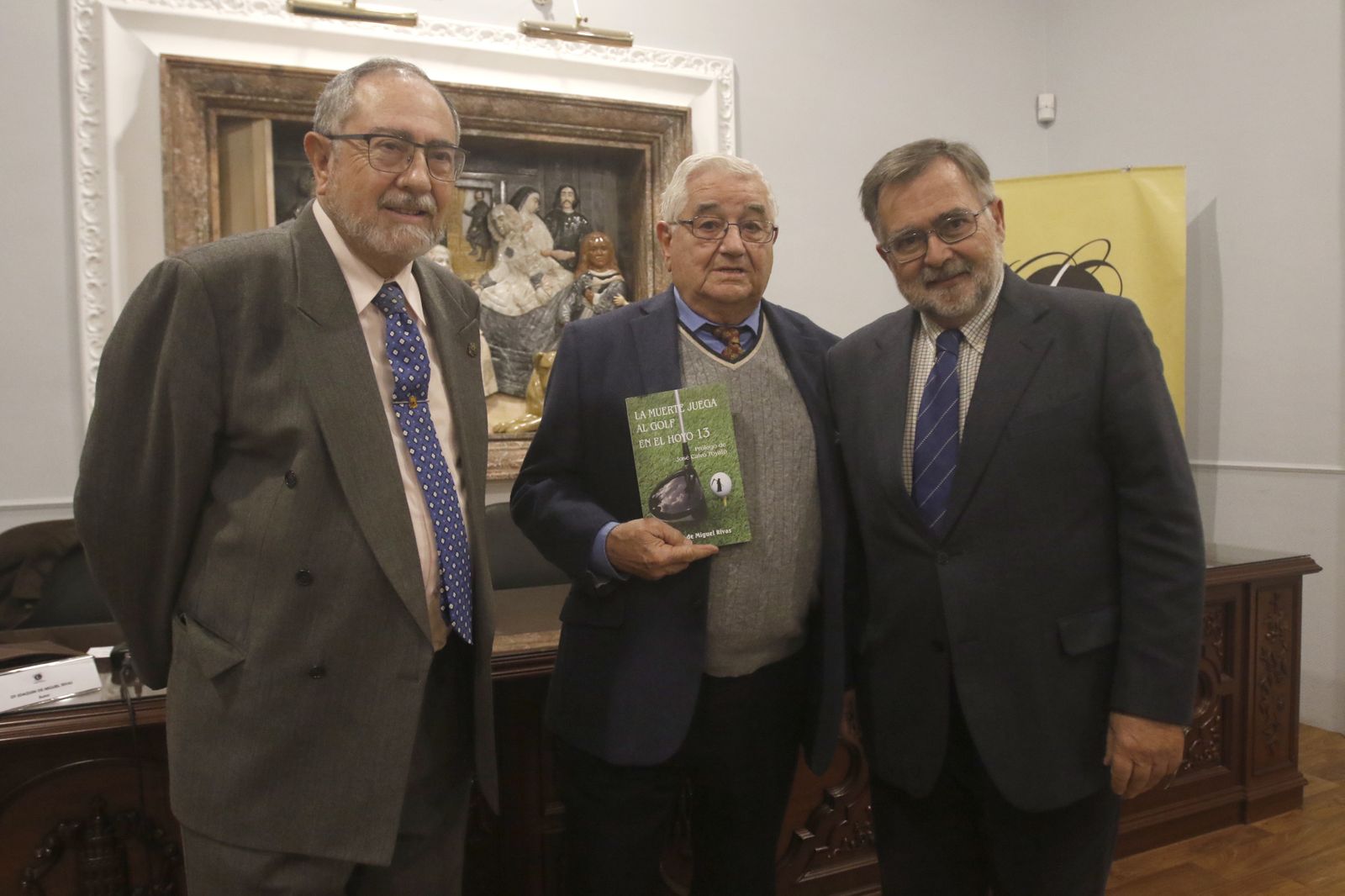 Joaquín de Miguel (centro), en la presentación del libro.