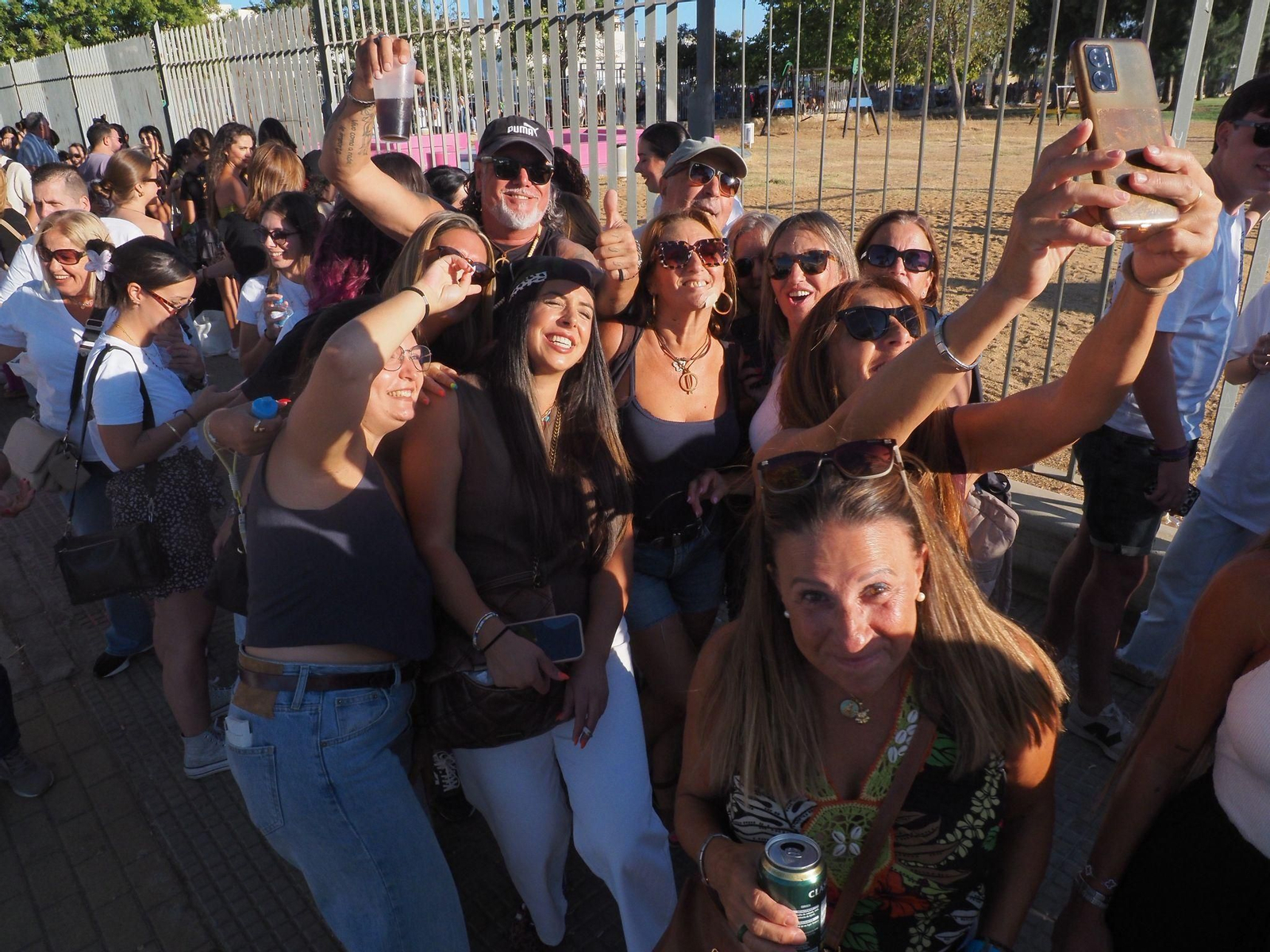 Ambiente previo al concierto de Manuel Carrasco en Isla Cristina