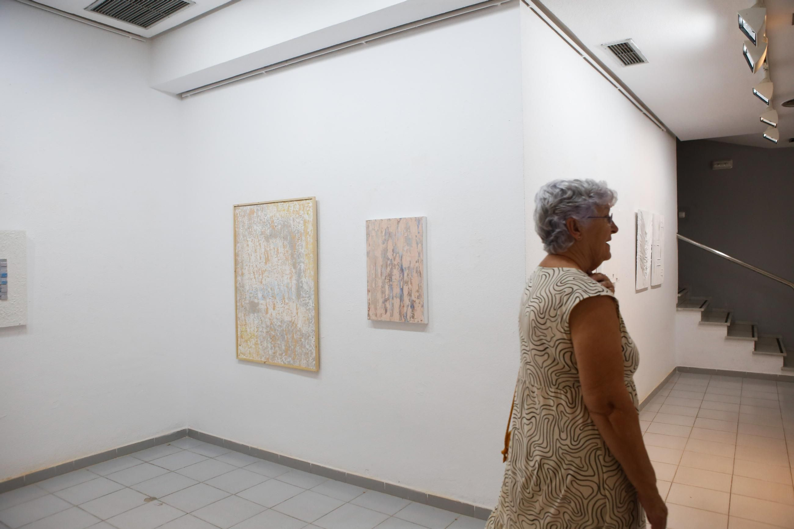 Las fotos de la exposición El mundo de Ara de Feli Muñoz en la sala Cajasur de Algeciras