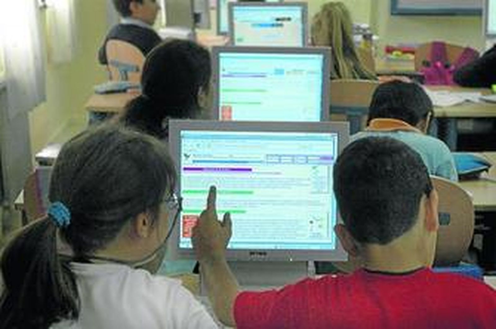 Un aula del programa Escuela TIC 1.0 con dos alumnos por ordenador.