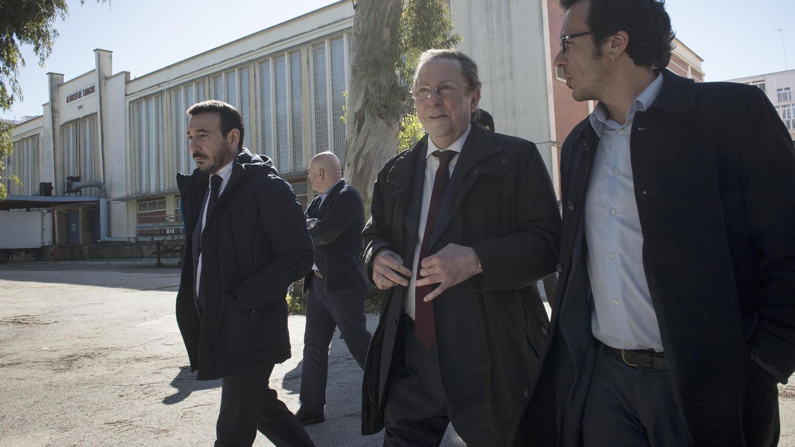 Visita institucional, hace ahora cuatro años, de representantes de la Junta y del Ayuntamiento de Cádiz a los depósitos de Tabacalera