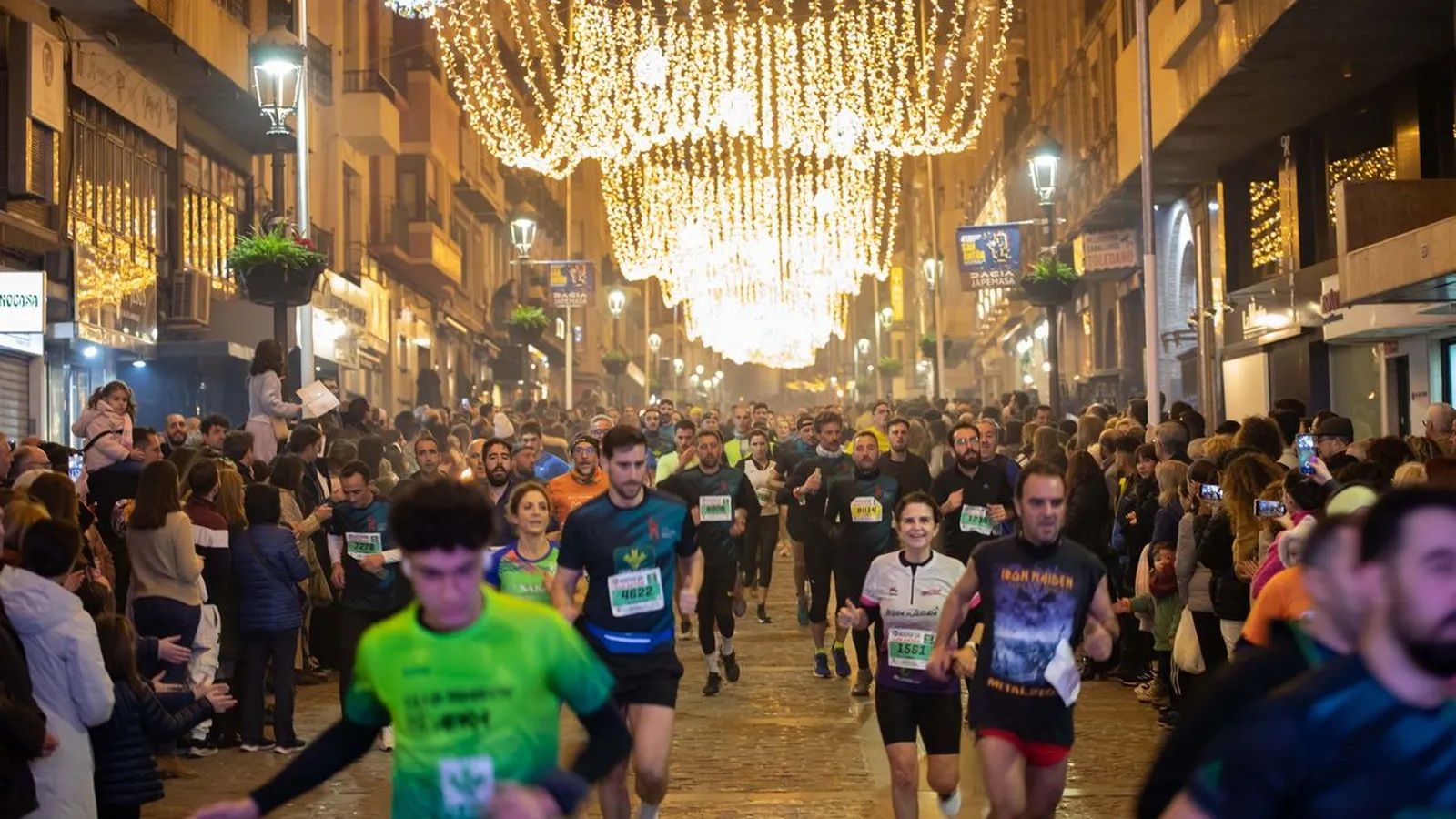 La mítica Carrera Urbana Noche de San Antón a su paso por Bernabé Soriano, arteria principal del centro de la ciudad.