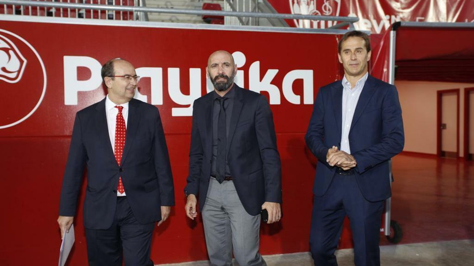 Monchi, entre Castro y Lopetegui, accede al césped del estadio Jesús Navas.