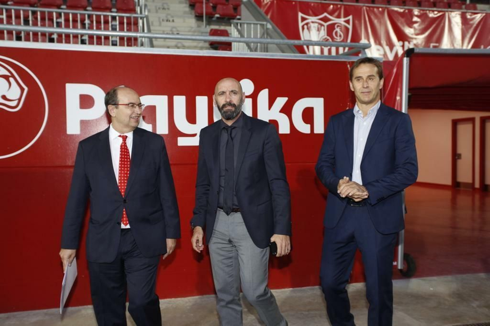 Monchi, entre Castro y Lopetegui, accede al césped del estadio Jesús Navas.