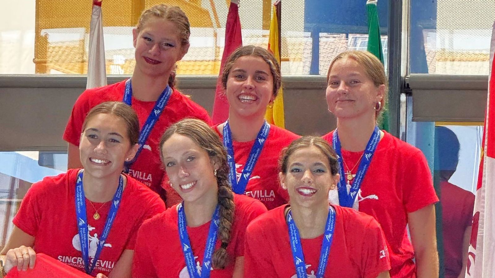 Las nadadoras del Sincro Sevilla celebra tras proclamarse campeones de España absoluto por equipos