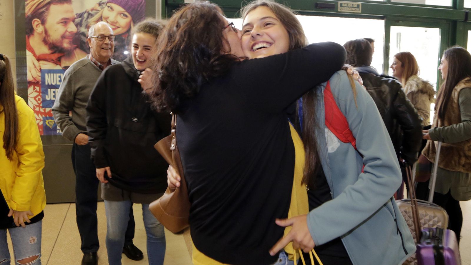 Teresa Mérida, abrazada por su madre al aterrizar en Jerez. Teresa Mérida, abrazada por su madre al aterrizar en Jerez.