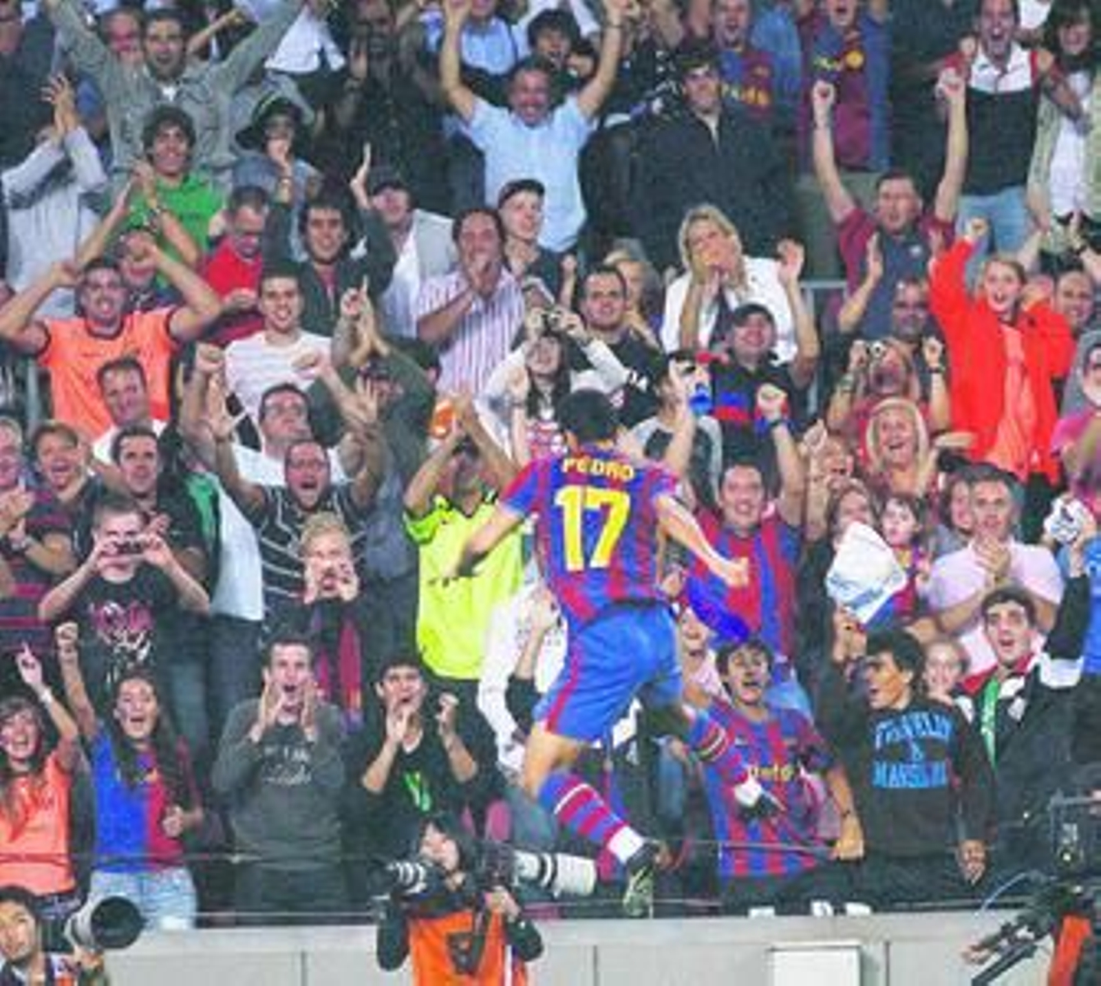 Pedro, con el público enfervorizado, celebra su gol ante el Almería.