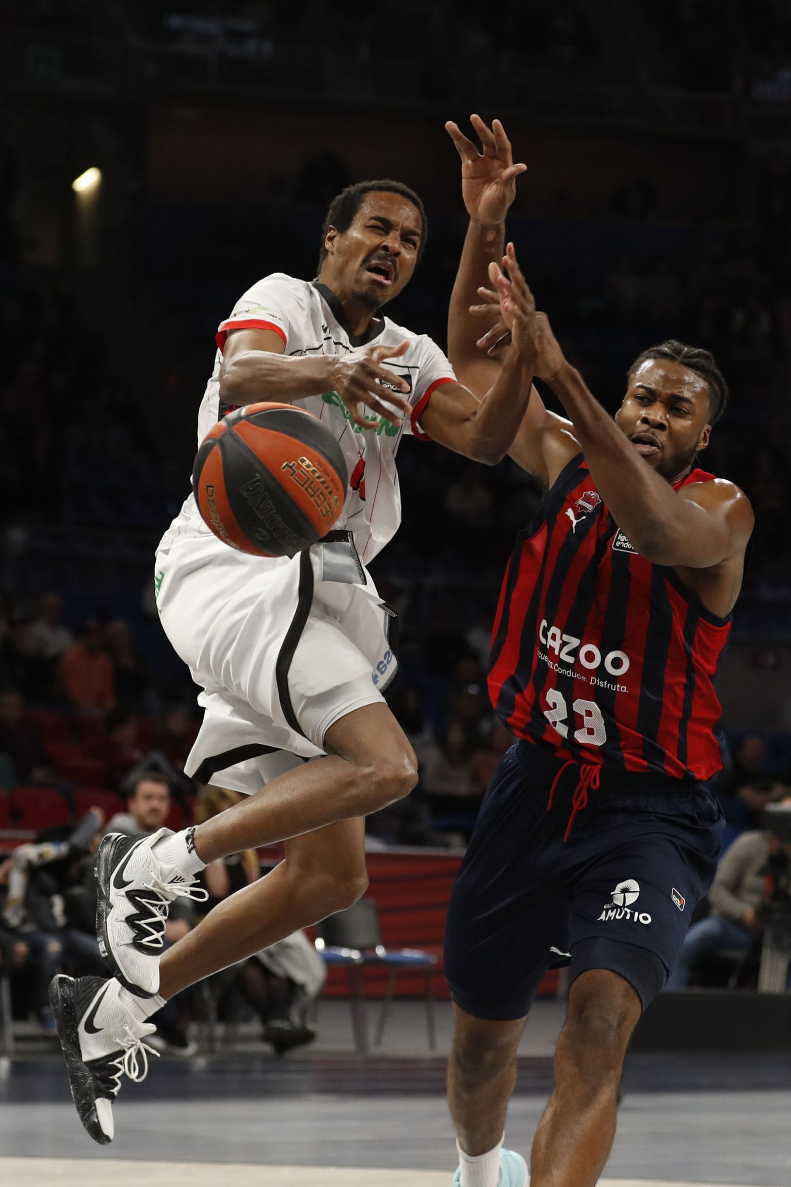 Renfroe pierde el balón ante un rival