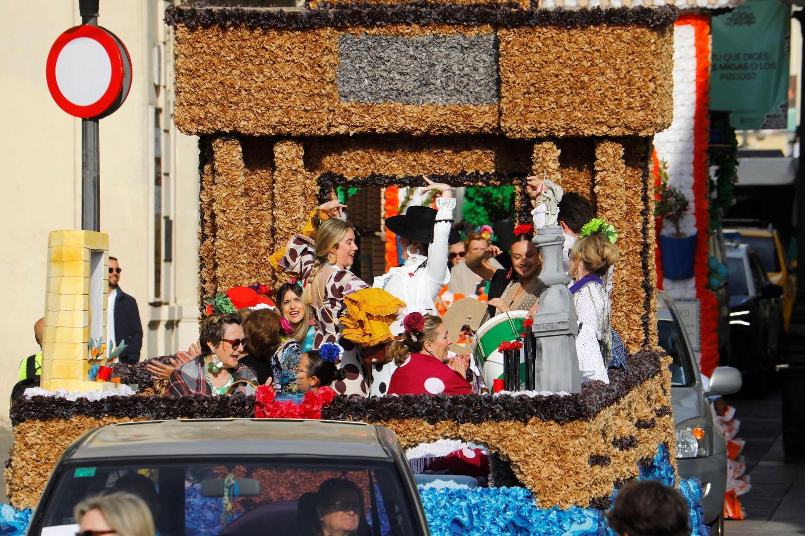 Una de las carrozas que participan en la romería