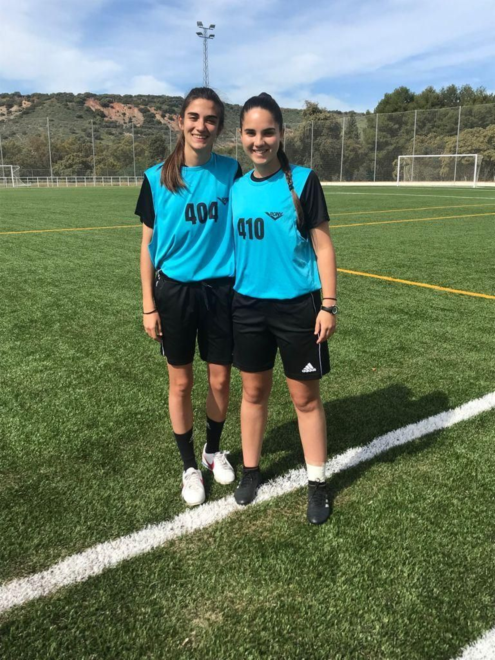 Las hermanas Elena y Cristina Hidalgo Moraño, vestidas de árbitras