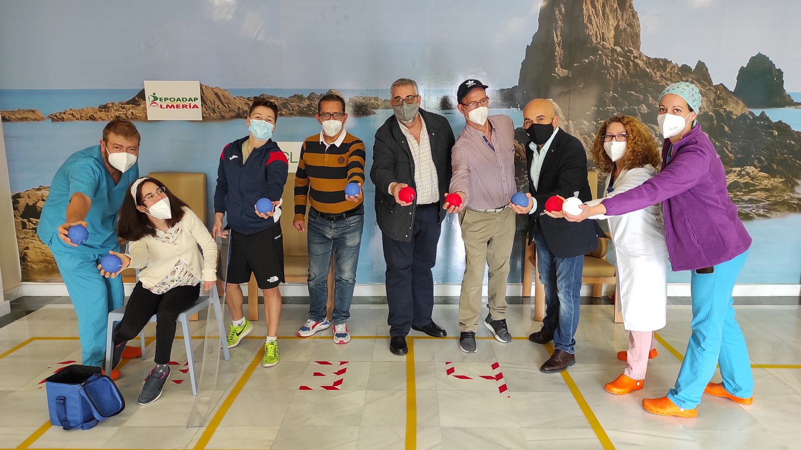 Usuarios de la Residencia de Gravemente Afectados junto a los presidentes de FAAM y Deoadap.