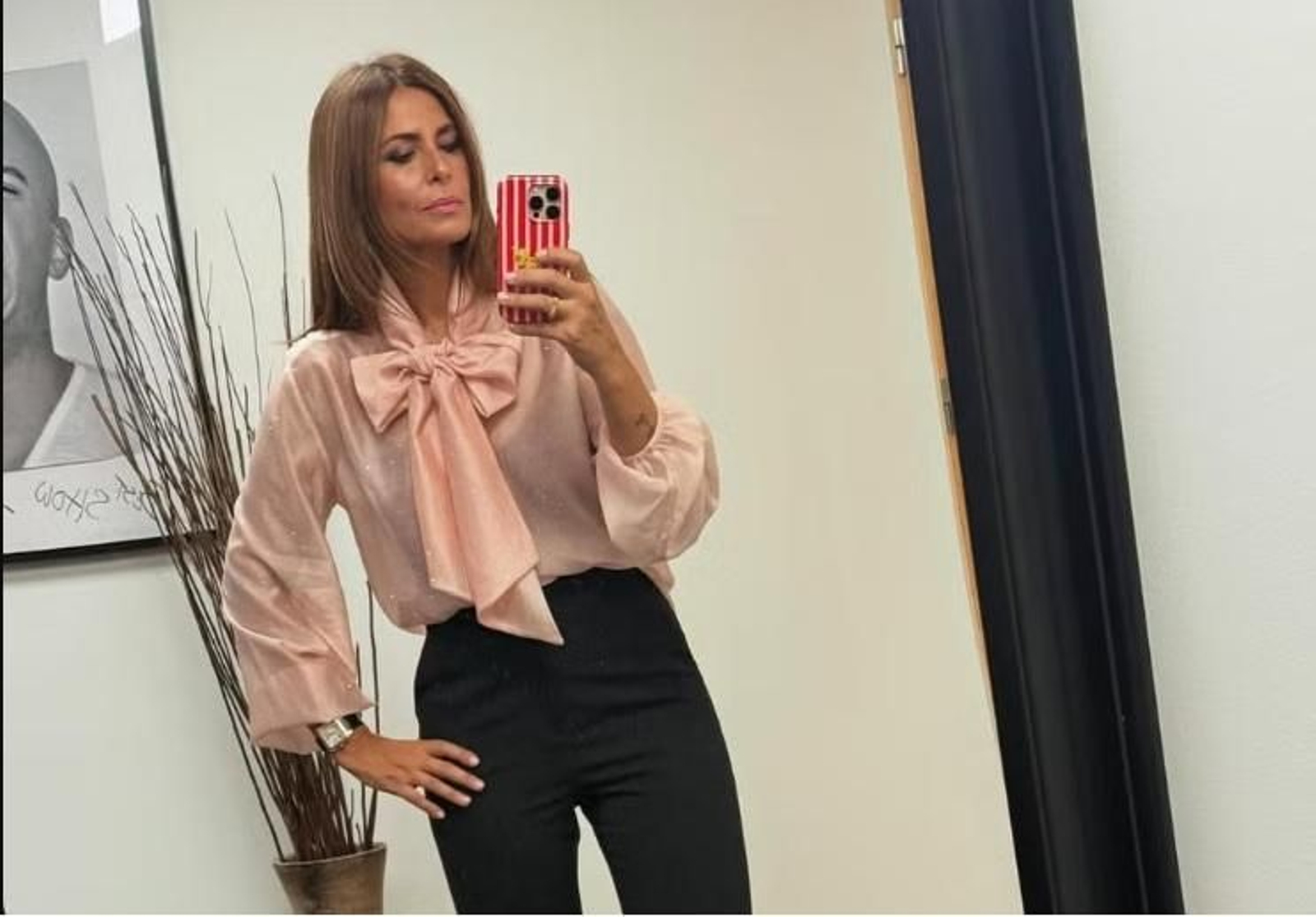 Las blusa más romántica y elegante del otoño es de Zara: Es rosa, tiene lazada y la llevarás con pantalones, jeans y faldas.