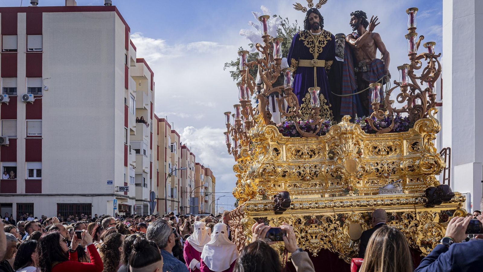 En imágenes,  El Prendimiento de San Fernando tuvo que volverse a su templo entre lágrimas y lluvia