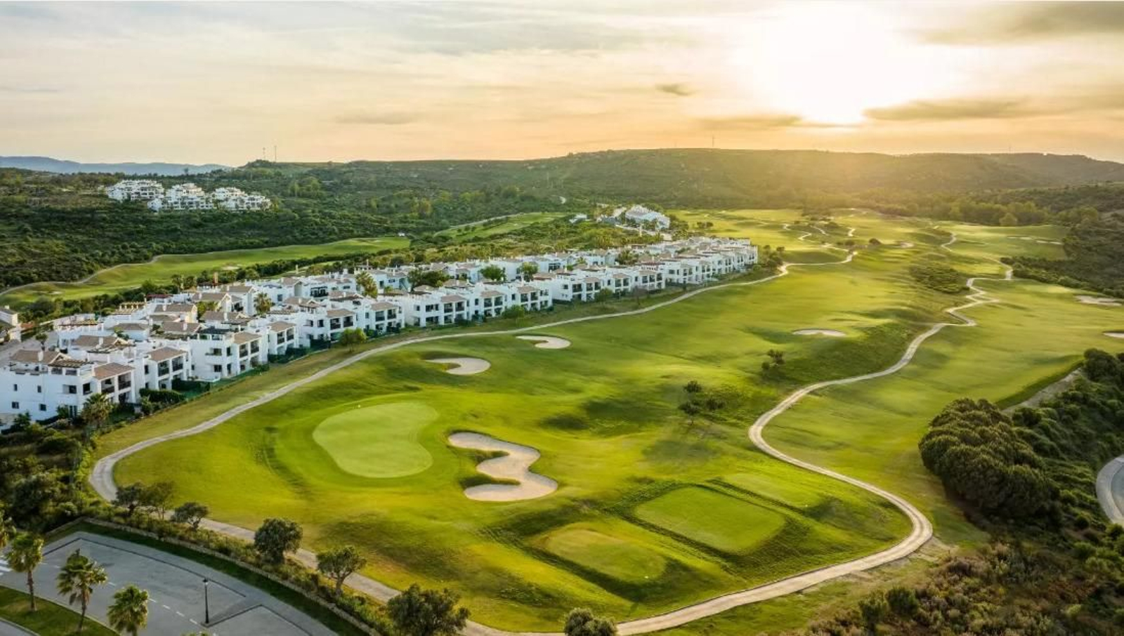 Vista aérea del complejo turístico y los campos de golf de Cádiz vendidos por Millenium al fondo Activum por 175 milones de euros.
