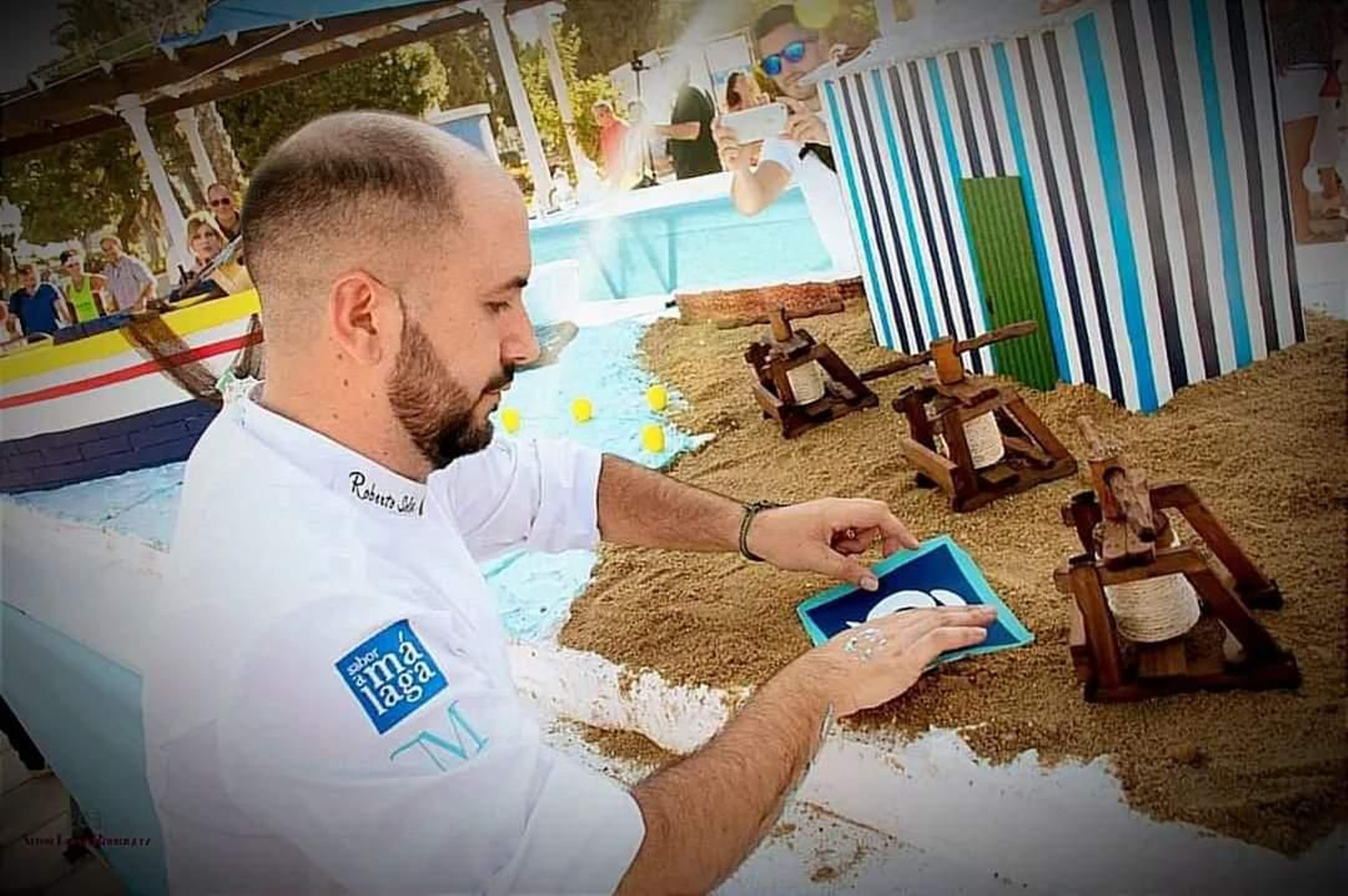 Roberto Soler decorando la tarta en una edición anterior del Día del Turista Roberto Soler decorando la tarta en una edición anterior del Día del Turista