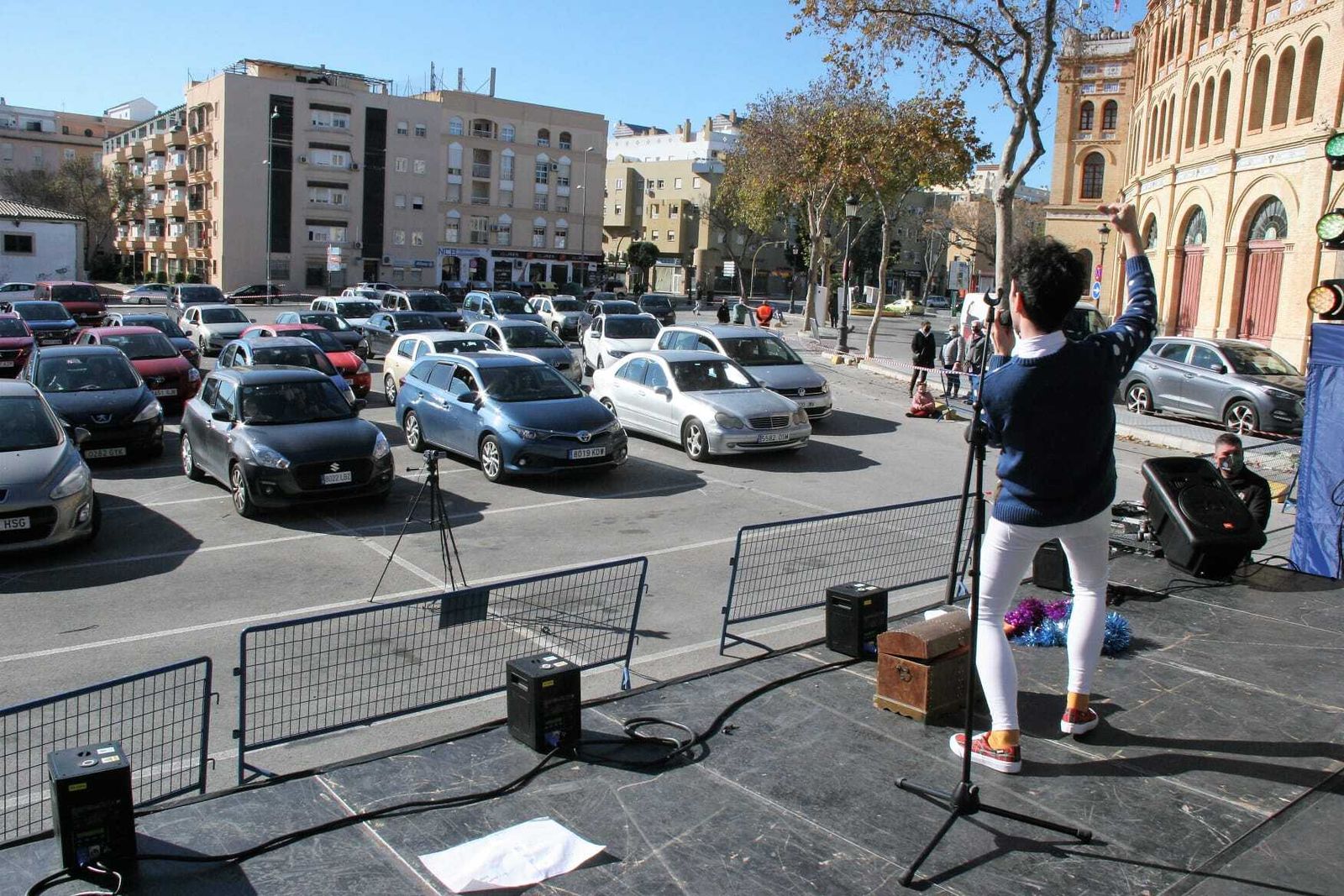 El cantante Ariel Lois, durante su actuación esta mañana.