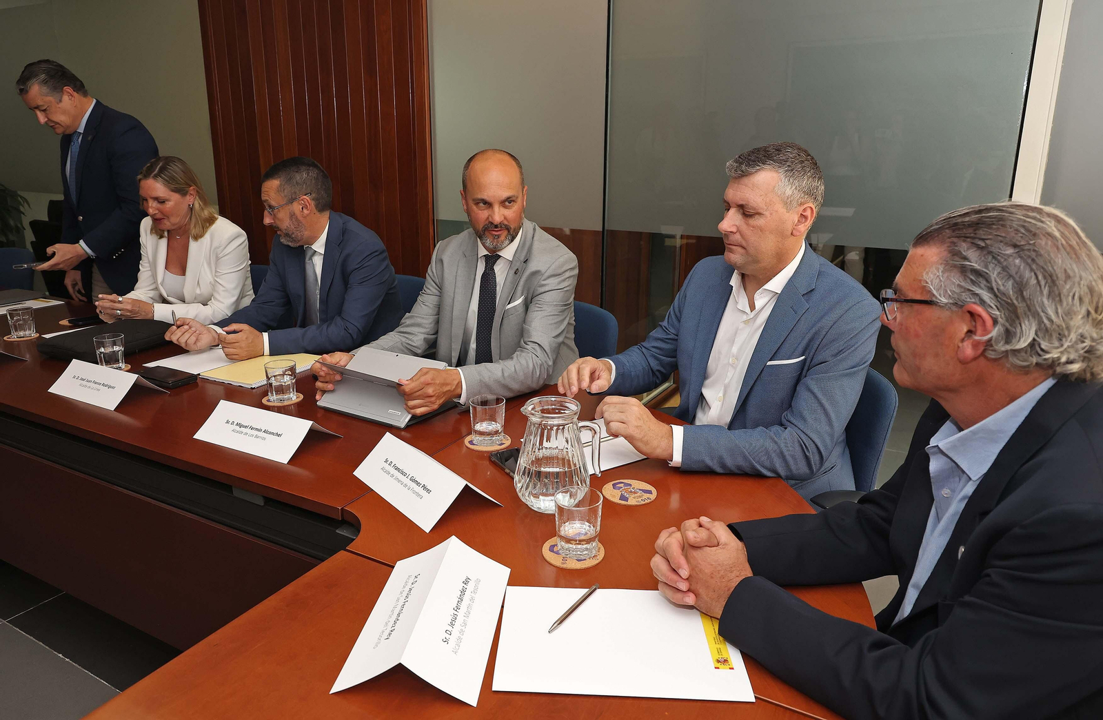 La reunión sobre el Brexit entre los alcaldes de la comarca y el ministro de Exteriores José Manuel Albares, en imágenes