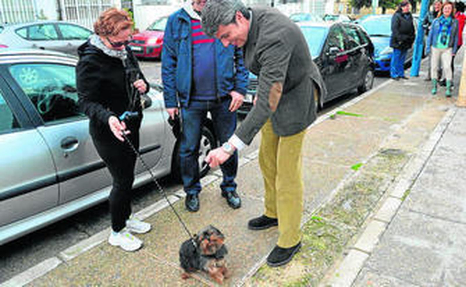 Romero, con una mascota, en su visita a El Pino para entregar las primeras bolsas para residuos de animales.