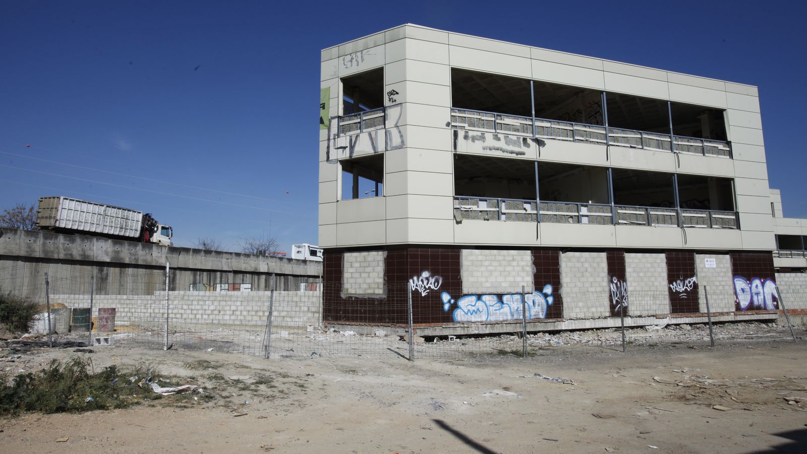 Otra perspectiva del inmueble en ruinas, que fue completamente vandalizado.