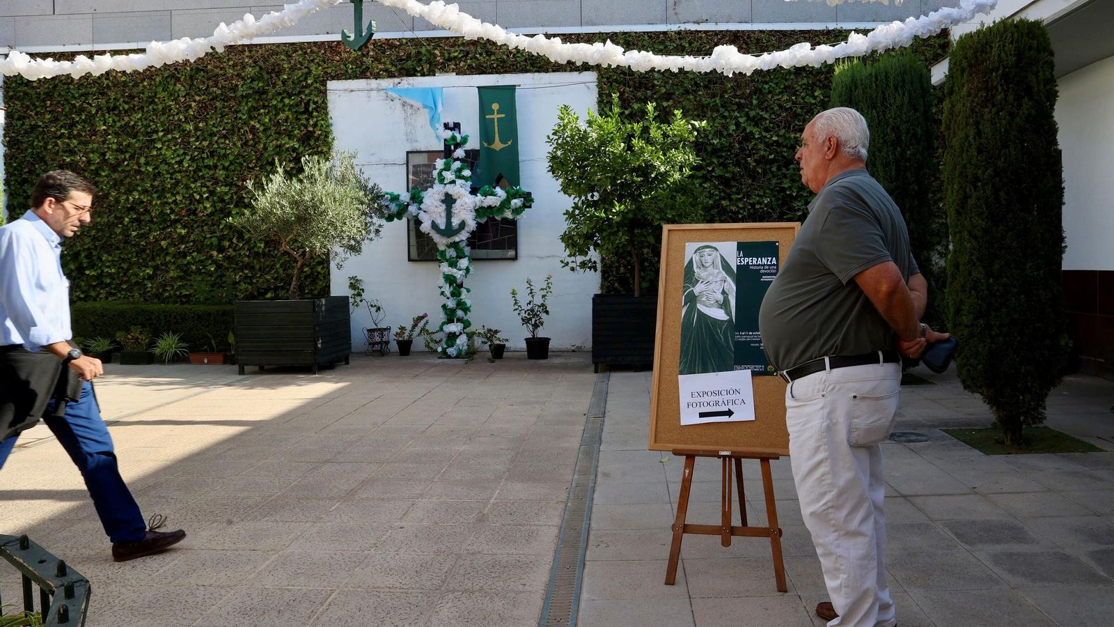 El patio de la parroquia también está lleno de Triana.