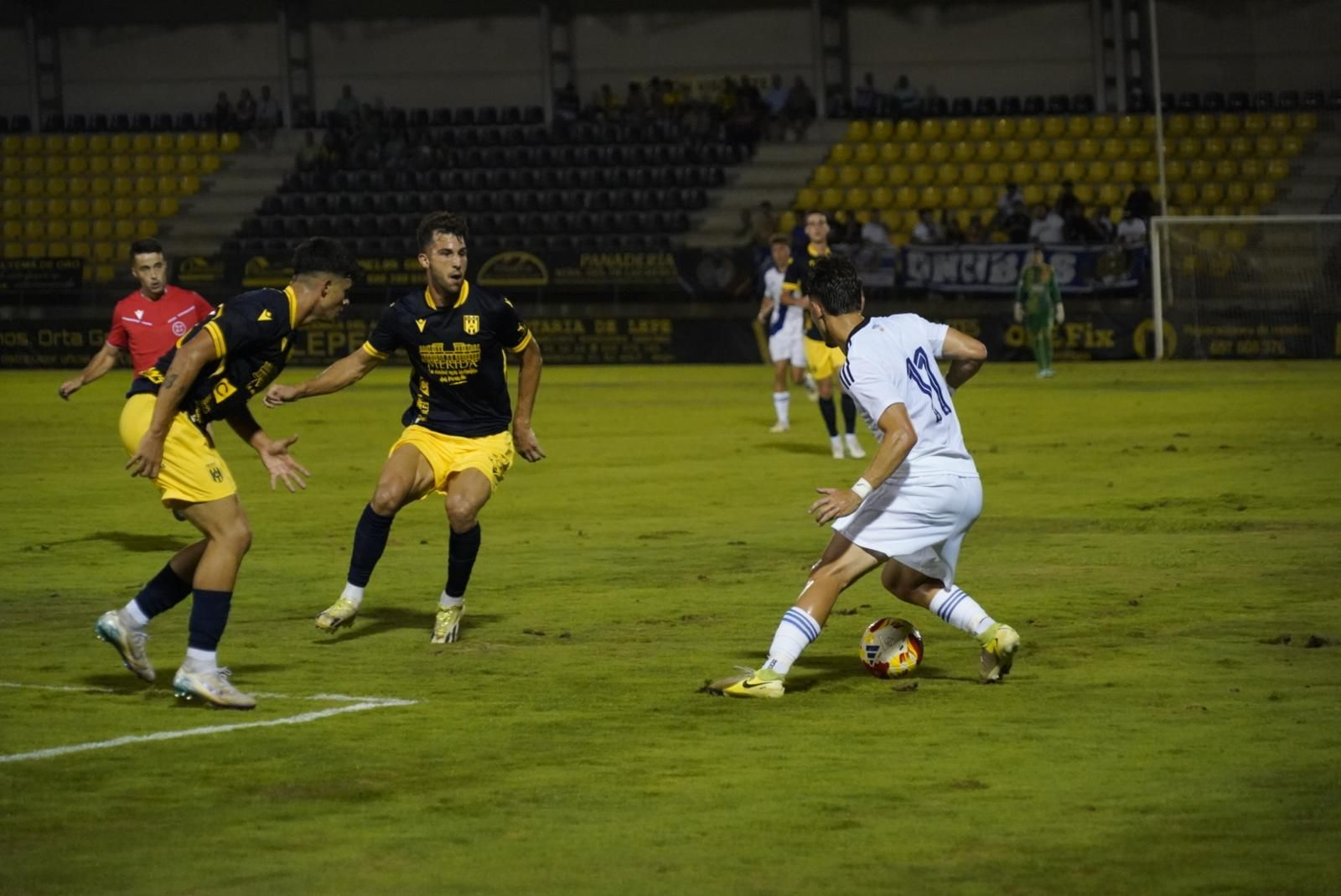 Antonio Arcos encara a dos rivales.
