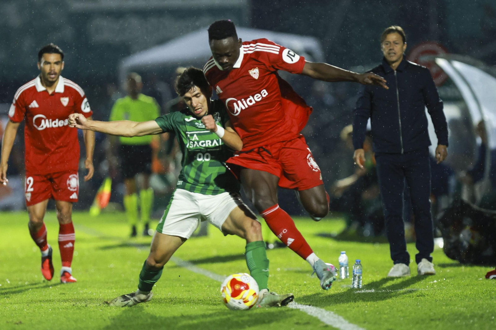 Almeyda observa una maniobra de Akor Adams.