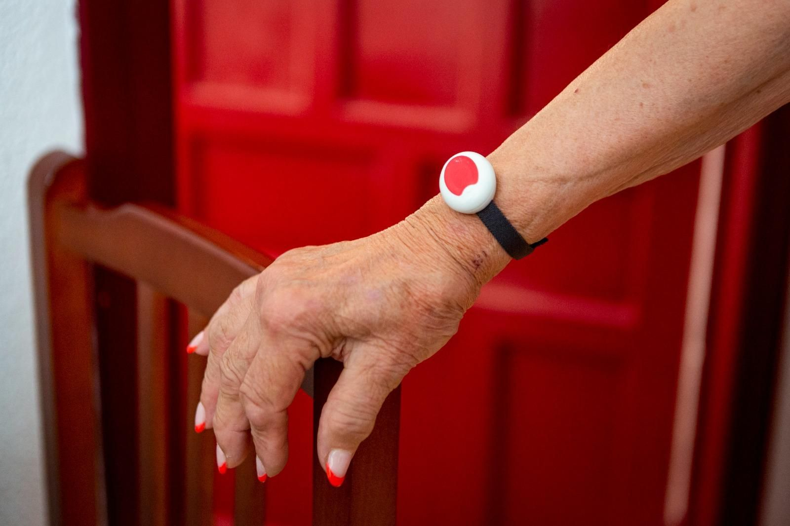 El botón rojo de la teleasistencia ayuda a miles de personas mayores.