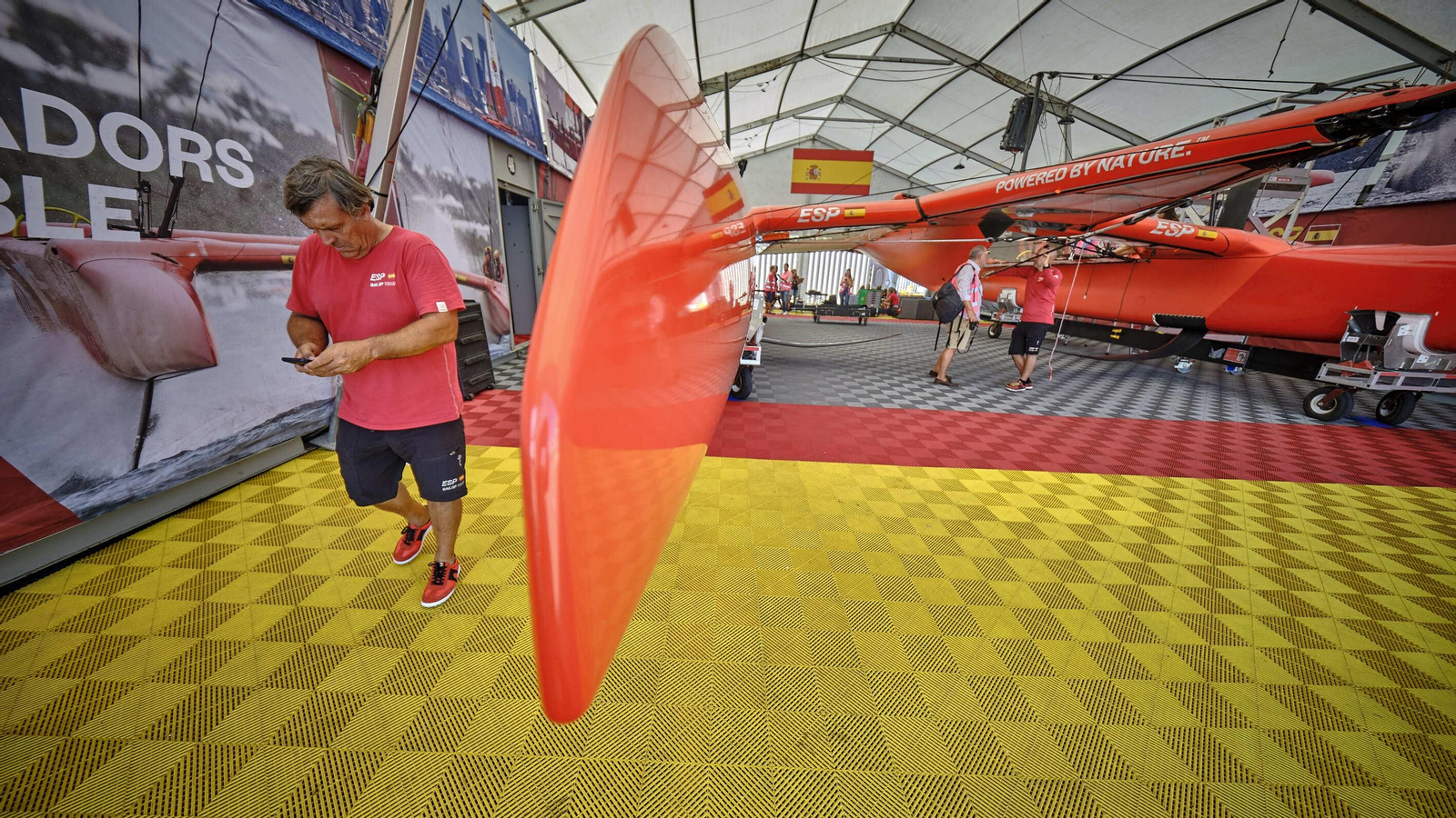 La geometría de las tablas se ha ampliado fuera de la manga máxima del barco, lo que proporciona más momento de adrizamiento y una transición más suave entre las secciones vertical y horizontal del foil.