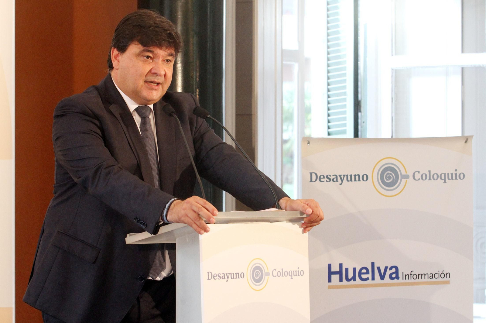 Imágenes de la conferencia y desayuno-coloquio de Gabriel Cruz, alcalde de Huelva